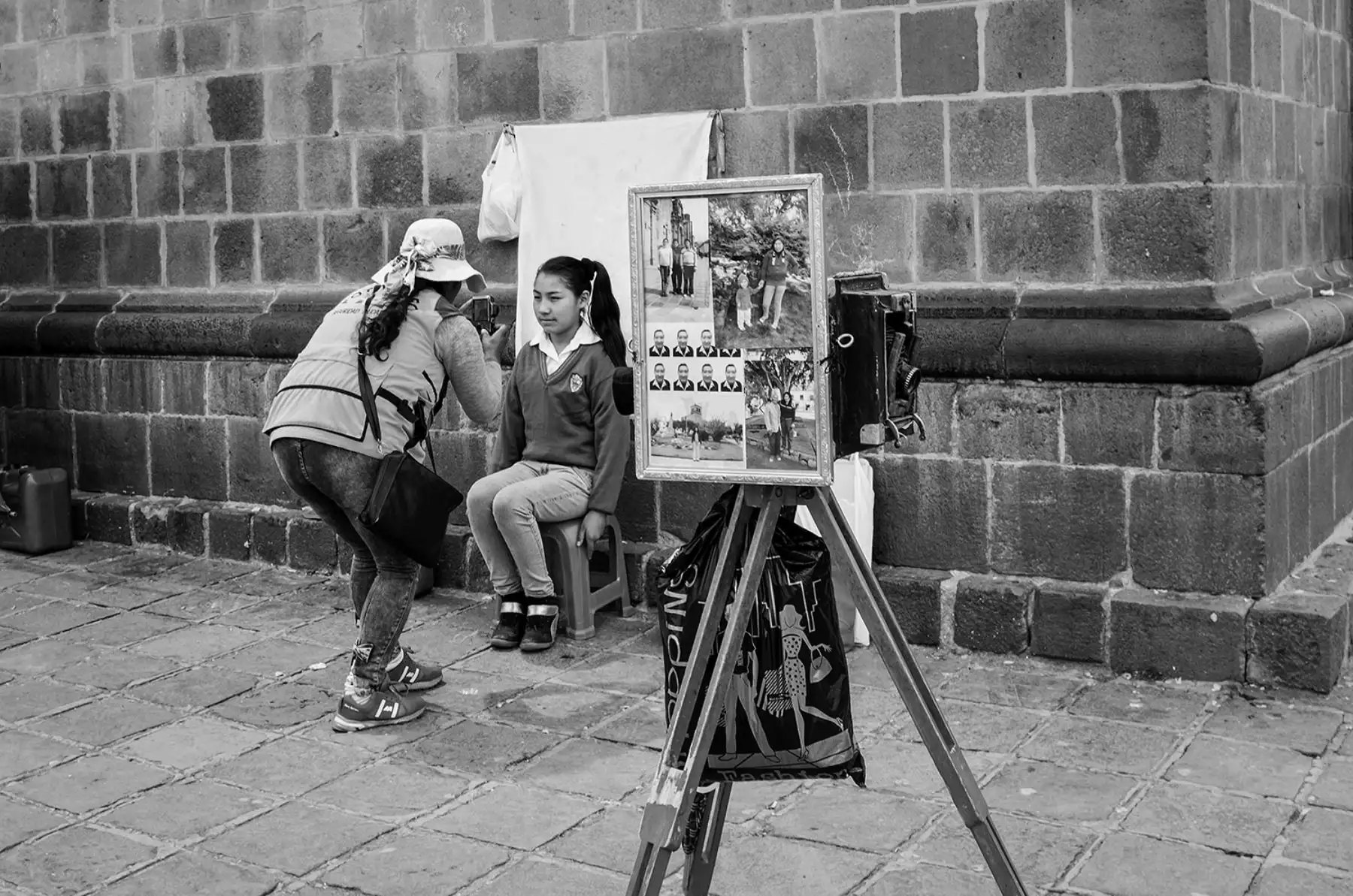 La fotógrafa cusqueña Adriana Peralta presenta su tercera exposición individual, Interior revelado, en la galería El Gato Tulipán de Barranco, abierta del 4 de julio al 7 de septiembre. La muestra, curada por Mario Osorio, refleja la cultura andina y el alma de los cusqueños. Peralta, periodista y magíster en Comunicaciones por la PUCP, se centra en la identidad, derechos humanos y el rol de la mujer andina como heredera de saberes ancestrales.  Foto: Cortesía/Adriana Peralta