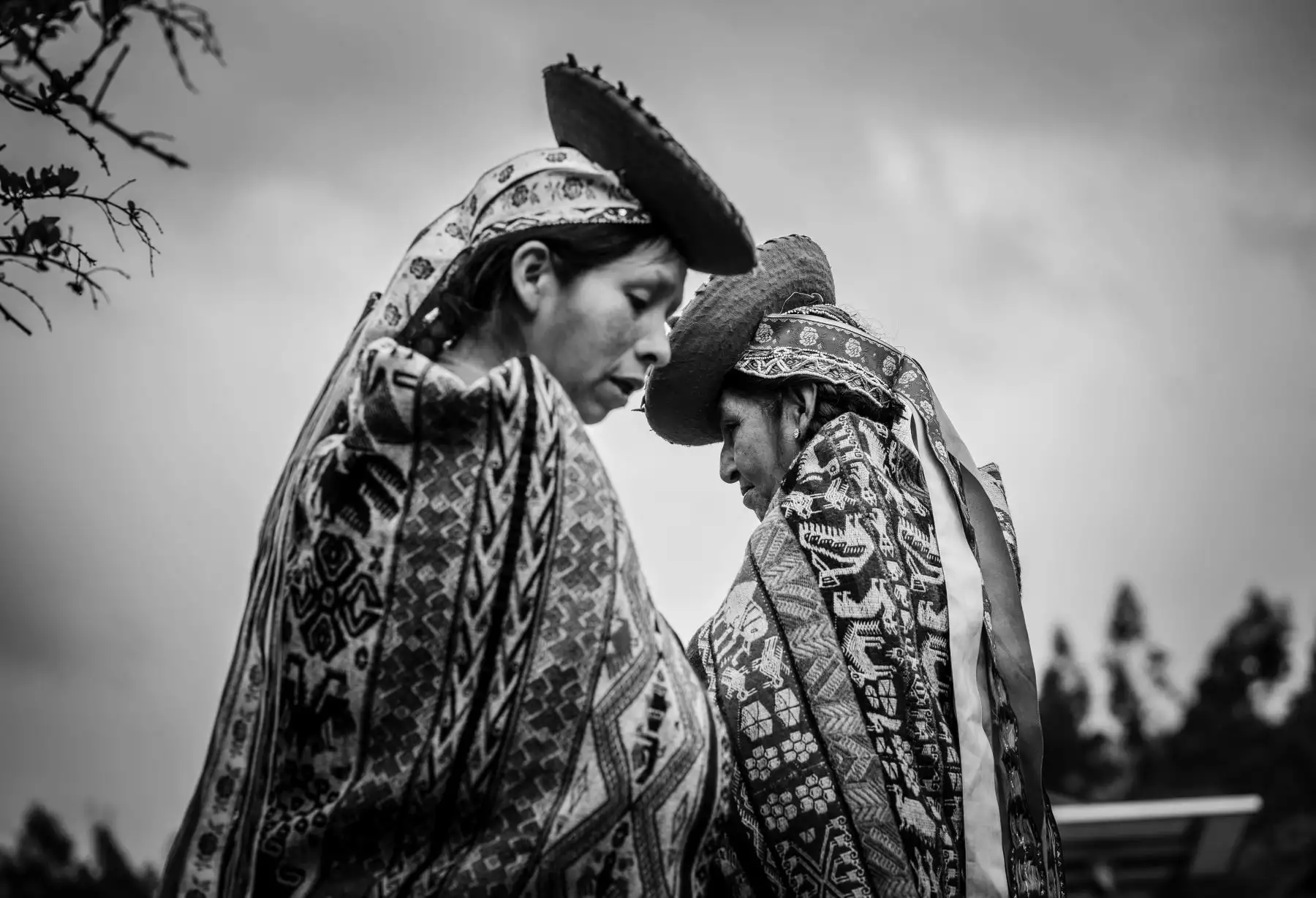 La fotógrafa cusqueña Adriana Peralta presenta su tercera exposición individual, Interior revelado, en la galería El Gato Tulipán de Barranco, abierta del 4 de julio al 7 de septiembre. La muestra, curada por Mario Osorio, refleja la cultura andina y el alma de los cusqueños. Peralta, periodista y magíster en Comunicaciones por la PUCP, se centra en la identidad, derechos humanos y el rol de la mujer andina como heredera de saberes ancestrales.  Foto: Cortesía/Adriana Peralta