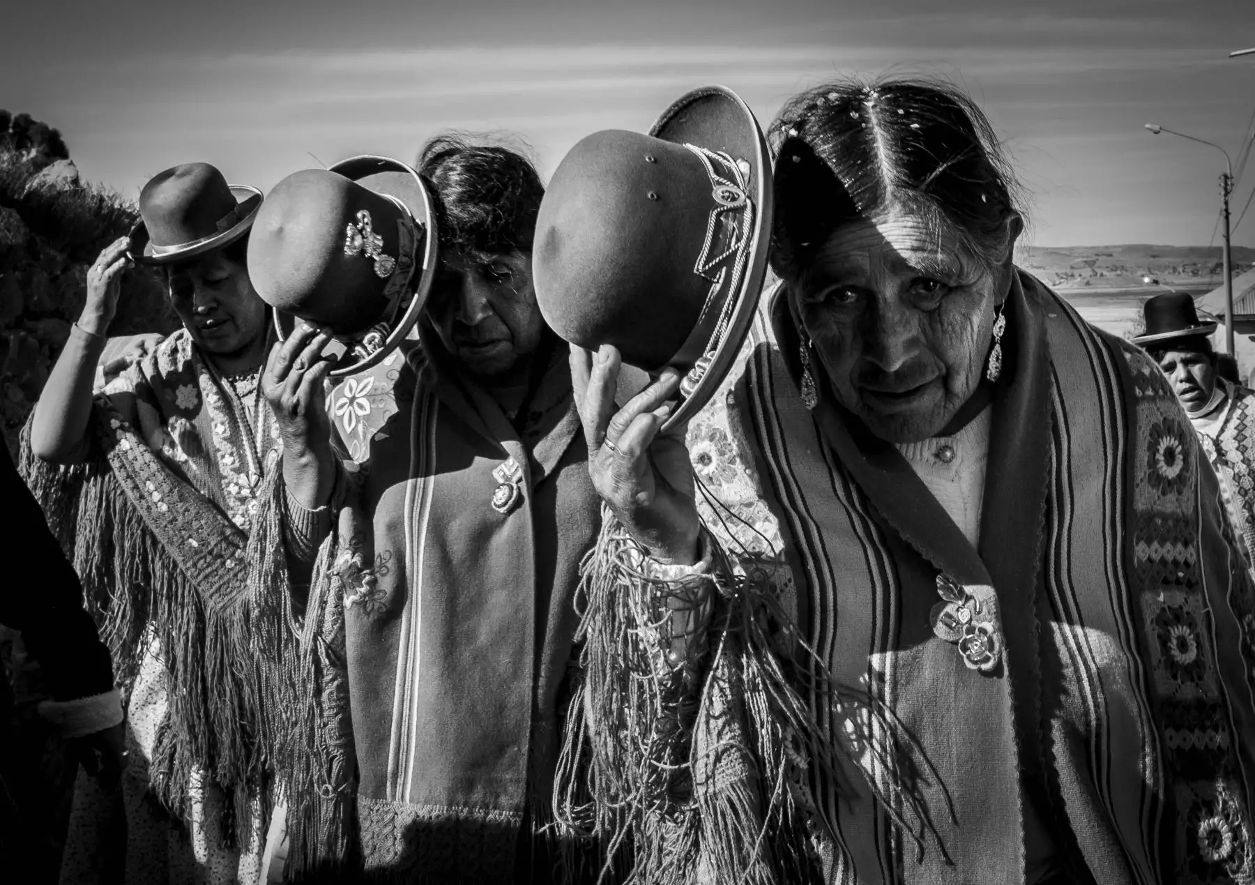 La fotógrafa cusqueña Adriana Peralta presenta su tercera exposición individual, Interior revelado, en la galería El Gato Tulipán de Barranco, abierta del 4 de julio al 7 de septiembre. La muestra, curada por Mario Osorio, refleja la cultura andina y el alma de los cusqueños. Peralta, periodista y magíster en Comunicaciones por la PUCP, se centra en la identidad, derechos humanos y el rol de la mujer andina como heredera de saberes ancestrales.  Foto: Cortesía/Adriana Peralta