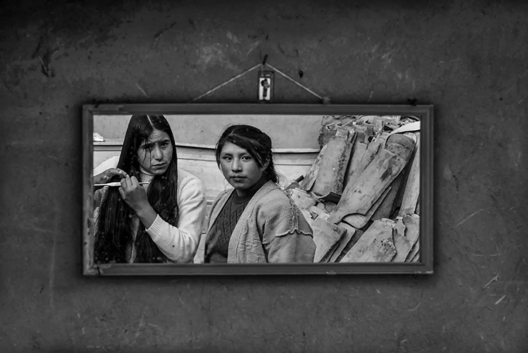 La fotógrafa cusqueña Adriana Peralta presenta su tercera exposición individual, Interior revelado, en la galería El Gato Tulipán de Barranco, abierta del 4 de julio al 7 de septiembre. La muestra, curada por Mario Osorio, refleja la cultura andina y el alma de los cusqueños. Peralta, periodista y magíster en Comunicaciones por la PUCP, se centra en la identidad, derechos humanos y el rol de la mujer andina como heredera de saberes ancestrales.  Foto: Cortesía/Adriana Peralta
