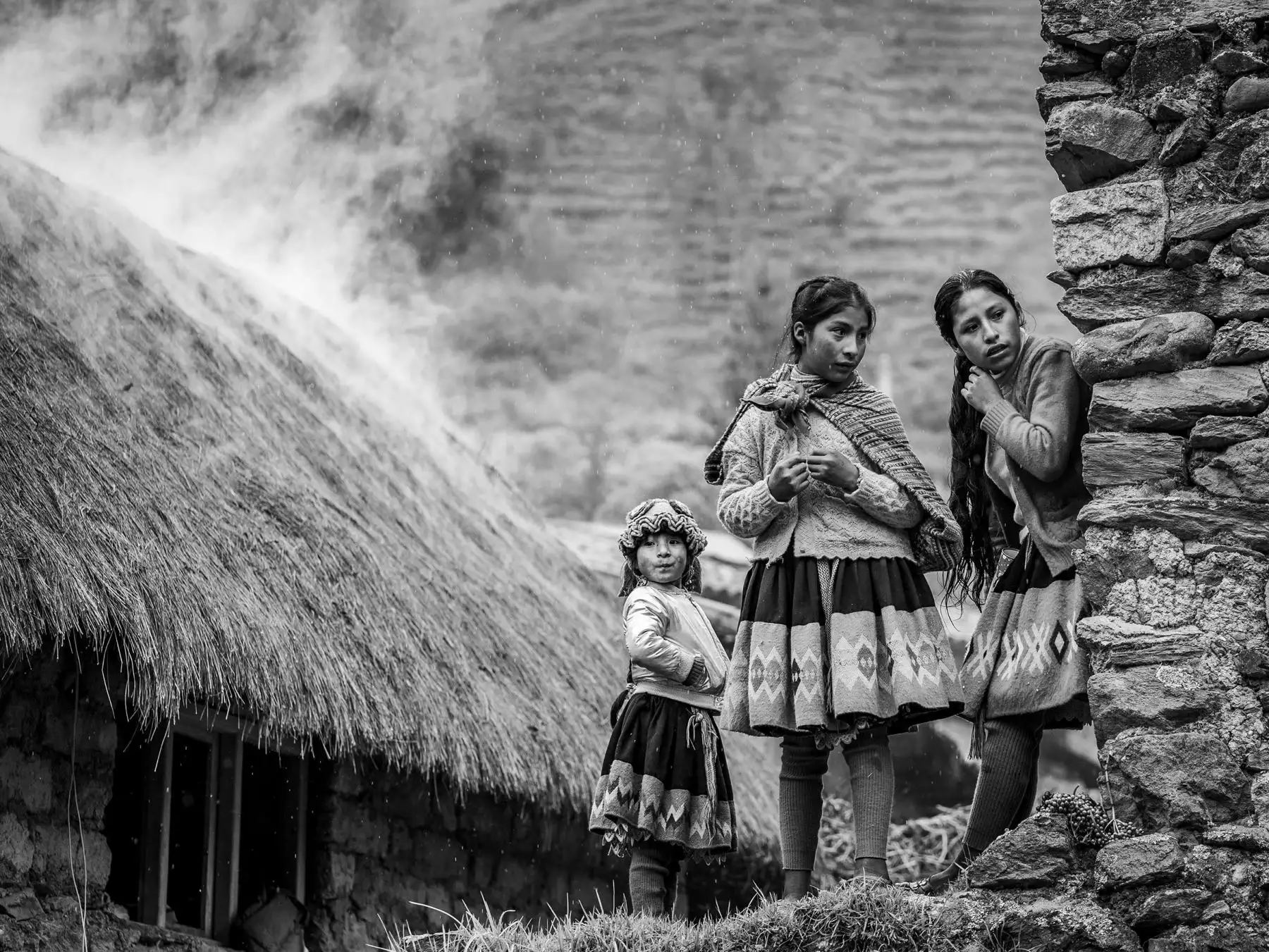 La fotógrafa cusqueña Adriana Peralta presenta su tercera exposición individual, Interior revelado, en la galería El Gato Tulipán de Barranco, abierta del 4 de julio al 7 de septiembre. La muestra, curada por Mario Osorio, refleja la cultura andina y el alma de los cusqueños. Peralta, periodista y magíster en Comunicaciones por la PUCP, se centra en la identidad, derechos humanos y el rol de la mujer andina como heredera de saberes ancestrales.  Foto: Cortesía/Adriana Peralta