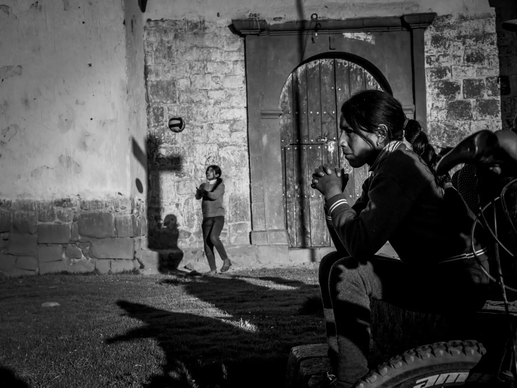 La fotógrafa cusqueña Adriana Peralta presenta su tercera exposición individual, Interior revelado, en la galería El Gato Tulipán de Barranco, abierta del 4 de julio al 7 de septiembre. La muestra, curada por Mario Osorio, refleja la cultura andina y el alma de los cusqueños. Peralta, periodista y magíster en Comunicaciones por la PUCP, se centra en la identidad, derechos humanos y el rol de la mujer andina como heredera de saberes ancestrales.  Foto: Cortesía/Adriana Peralta