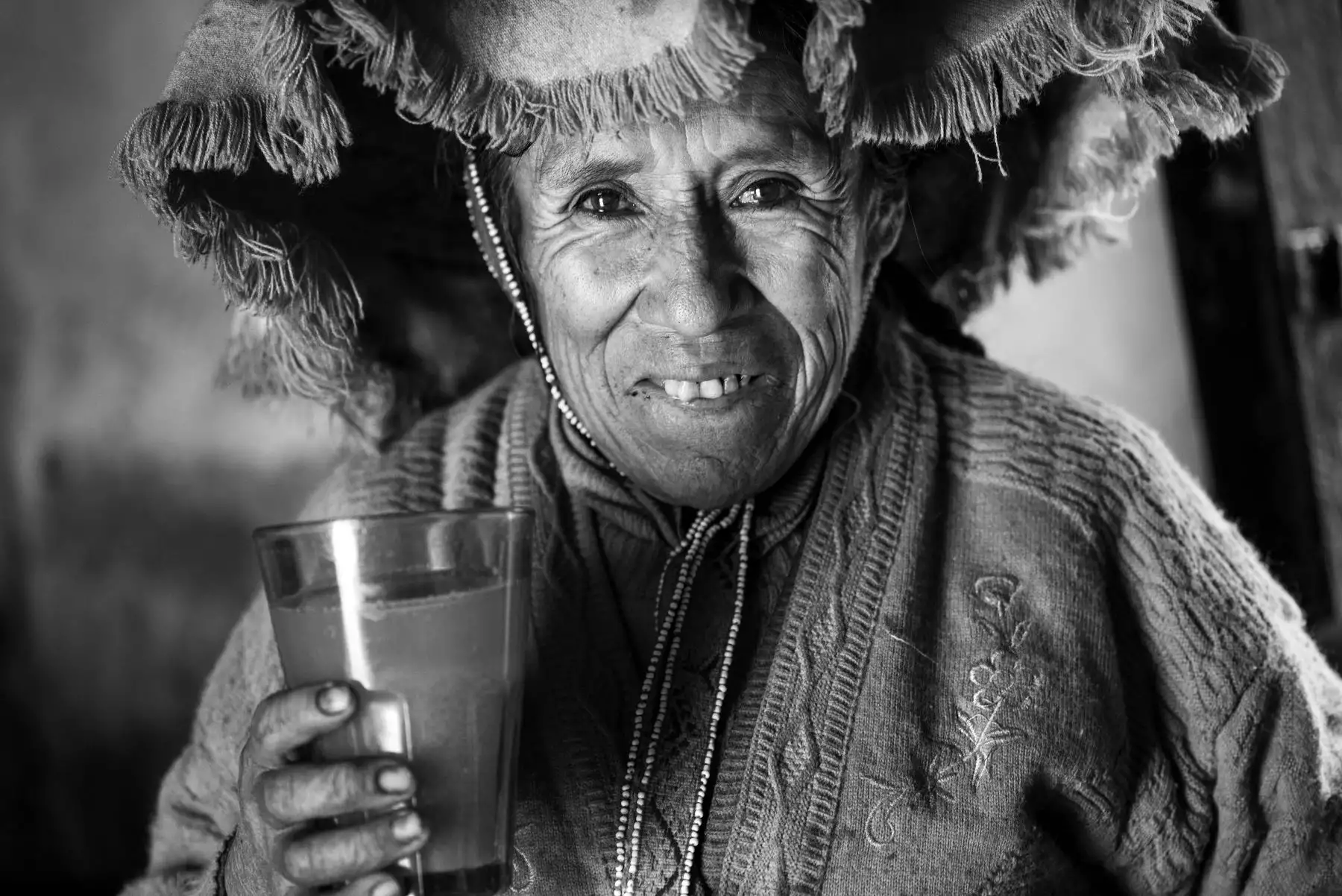 La fotógrafa cusqueña Adriana Peralta presenta su tercera exposición individual, Interior revelado, en la galería El Gato Tulipán de Barranco, abierta del 4 de julio al 7 de septiembre. La muestra, curada por Mario Osorio, refleja la cultura andina y el alma de los cusqueños. Peralta, periodista y magíster en Comunicaciones por la PUCP, se centra en la identidad, derechos humanos y el rol de la mujer andina como heredera de saberes ancestrales.  Foto: Cortesía/Adriana Peralta