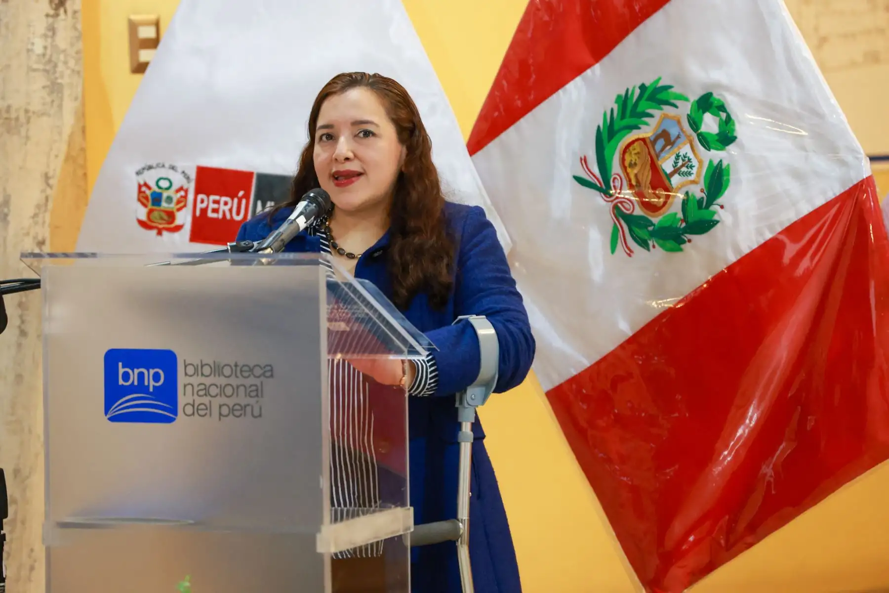 La Biblioteca Nacional del Perú conmemoró su 204.º aniversario de creación con una ceremonia en su sede histórica, donde se develó un retrato de Mario Vargas Llosa. La actividad fue encabezada por la ministra de la Mujer, Ana Peña Cardoza, quien hasta hace una semana se desempeñó como jefa institucional. El homenaje reafirmó el rol de la Biblioteca como pilar cultural y resguardo de la memoria histórica del país. Foto: ANDINA/Luis Iparraguirre