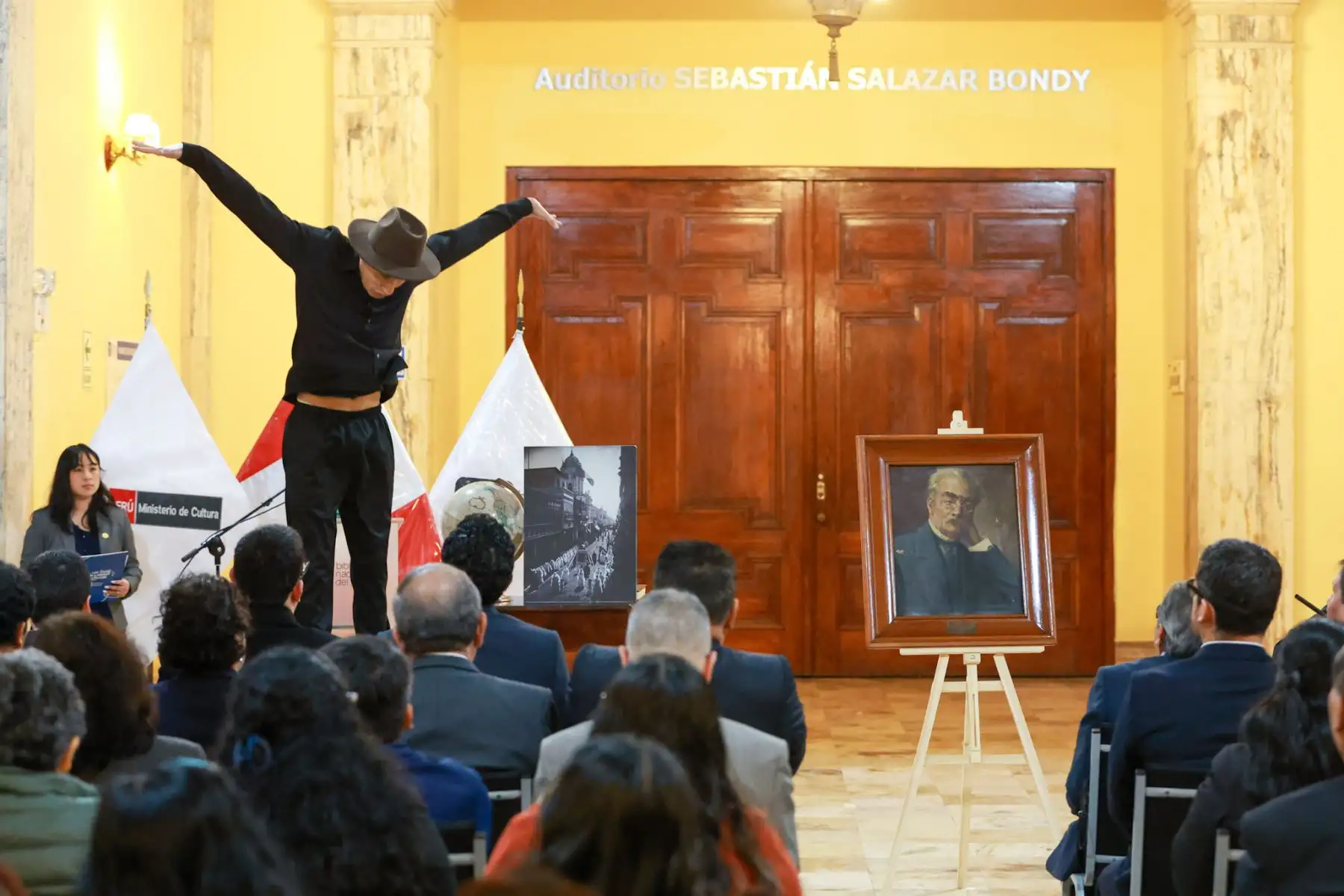 La Biblioteca Nacional del Perú conmemoró su 204.º aniversario de creación con una ceremonia en su sede histórica, donde se develó un retrato de Mario Vargas Llosa. La actividad fue encabezada por la ministra de la Mujer, Ana Peña Cardoza, quien hasta hace una semana se desempeñó como jefa institucional. El homenaje reafirmó el rol de la Biblioteca como pilar cultural y resguardo de la memoria histórica del país. Foto: ANDINA/Luis Iparraguirre