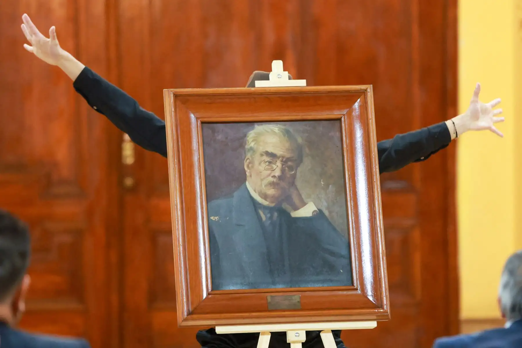 La Biblioteca Nacional del Perú conmemoró su 204.º aniversario de creación con una ceremonia en su sede histórica, donde se develó un retrato de Mario Vargas Llosa. La actividad fue encabezada por la ministra de la Mujer, Ana Peña Cardoza, quien hasta hace una semana se desempeñó como jefa institucional. El homenaje reafirmó el rol de la Biblioteca como pilar cultural y resguardo de la memoria histórica del país. Foto: ANDINA/Luis Iparraguirre