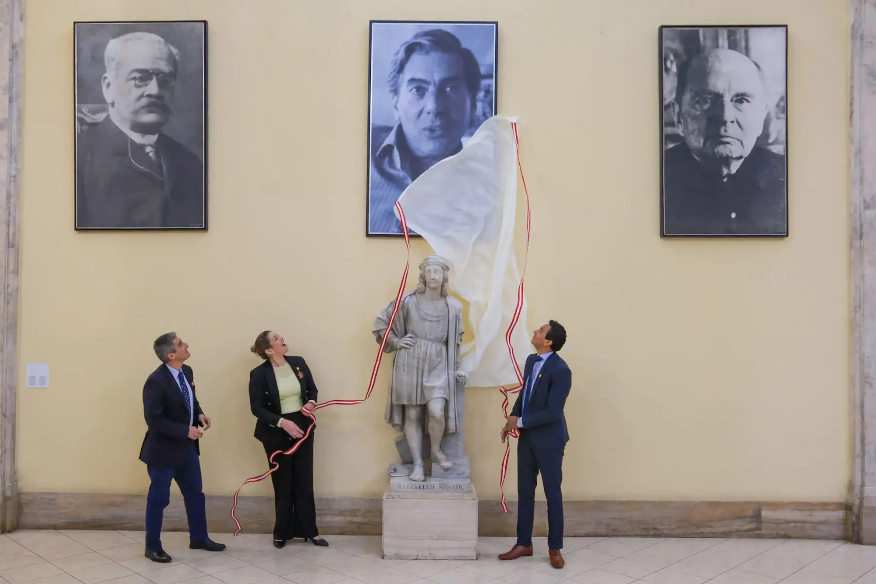 La Biblioteca Nacional del Perú conmemoró su 204.º aniversario de creación con una ceremonia en su sede histórica, donde se develó un retrato de Mario Vargas Llosa. La actividad fue encabezada por la ministra de la Mujer, Ana Peña Cardoza, quien hasta hace una semana se desempeñó como jefa institucional. El homenaje reafirmó el rol de la Biblioteca como pilar cultural y resguardo de la memoria histórica del país. Foto: ANDINA/Luis Iparraguirre