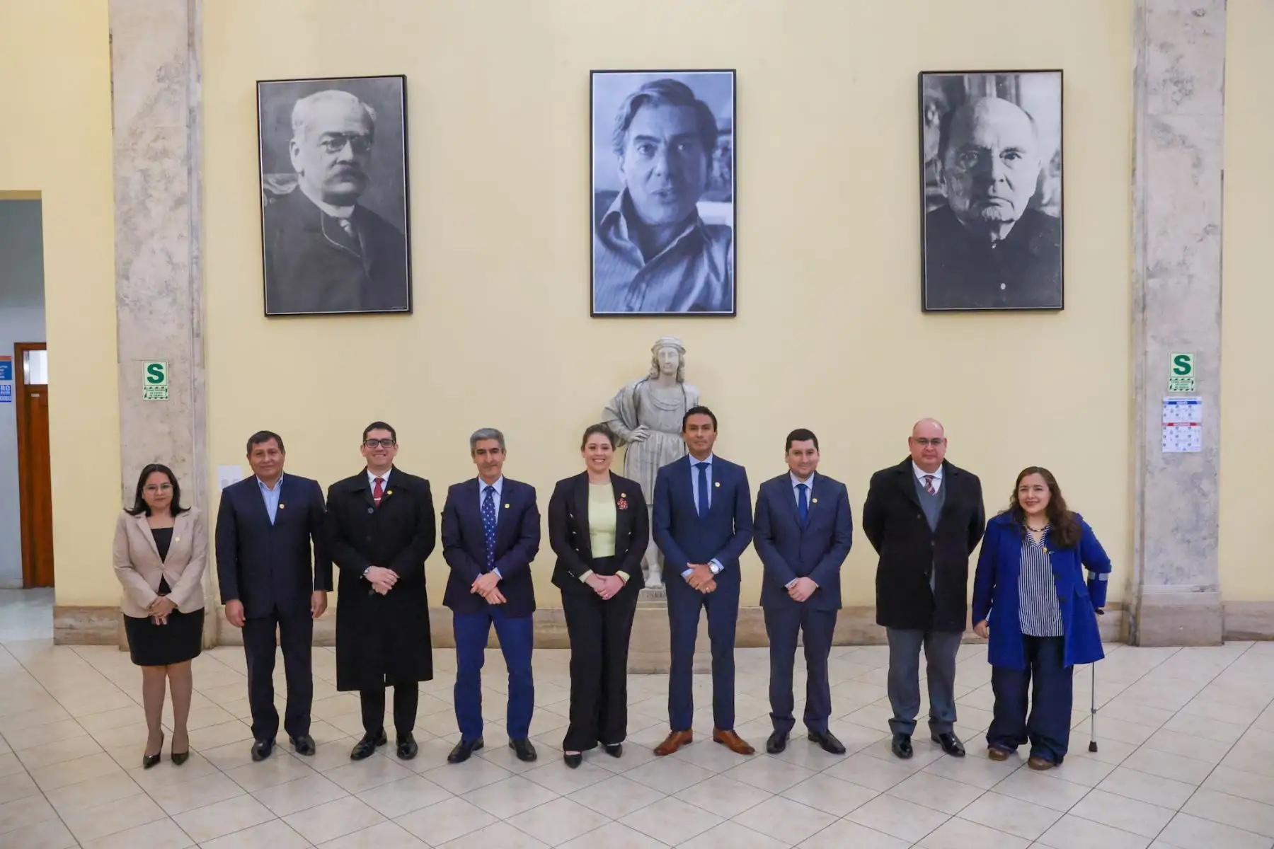 La Biblioteca Nacional del Perú conmemoró su 204.º aniversario de creación con una ceremonia en su sede histórica, donde se develó un retrato de Mario Vargas Llosa. La actividad fue encabezada por la ministra de la Mujer, Ana Peña Cardoza, quien hasta hace una semana se desempeñó como jefa institucional. El homenaje reafirmó el rol de la Biblioteca como pilar cultural y resguardo de la memoria histórica del país. Foto: ANDINA/Luis Iparraguirre