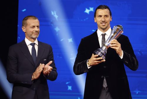 El presidente de la UEFA, Aleksander Ceferin (izq.), entrega al exinternacional sueco Zlatan Ibrahimovic el Premio del Presidente 2025 durante el sorteo de la fase de liga de la UEFA Champions League en el Foro Grimaldi de Mónaco. Foto: EFE