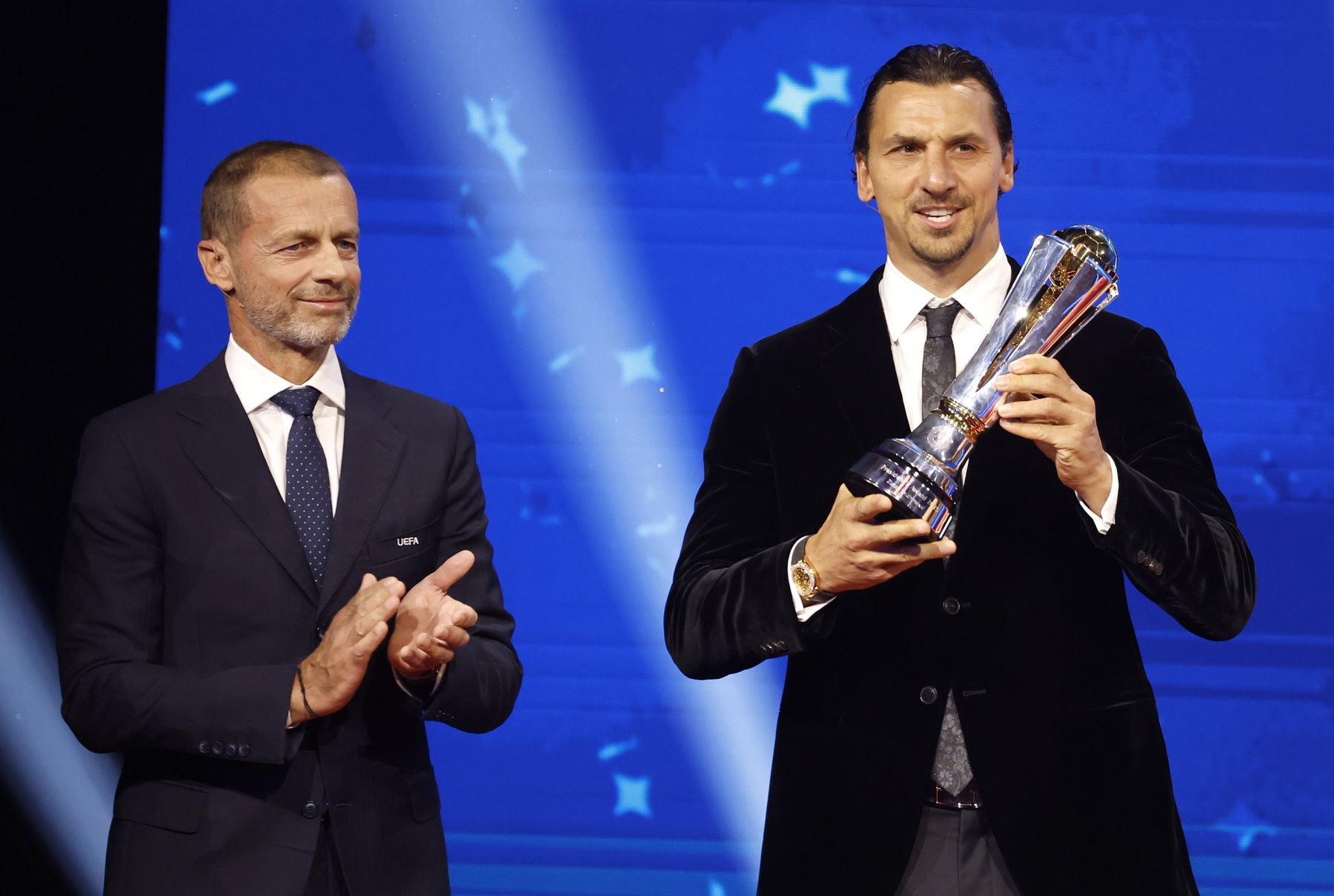 El presidente de la UEFA, Aleksander Ceferin (izq.), entrega al exinternacional sueco Zlatan Ibrahimovic el Premio del Presidente 2025 durante el sorteo de la fase de liga de la UEFA Champions League en el Foro Grimaldi de Mónaco. Foto: EFE