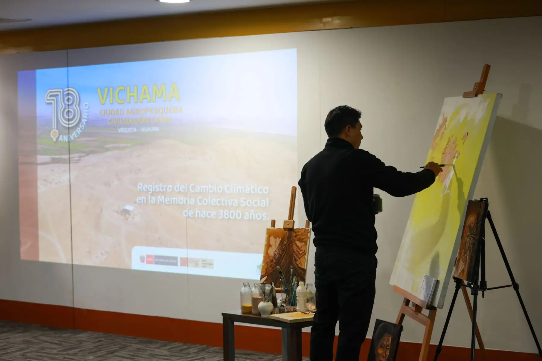 El Ministerio de Cultura, a través de la Zona Arqueológica Caral, presentó los resultados de 18 años de investigación en Vichama, ciudad agropesquera de hace 3,800 años en Végueta, Huaura. Entre los hallazgos destacan frisos, maquetas y símbolos en arcilla, como sapos asociados a la lluvia y la vida, que evidencian mensajes ideológicos sobre el agua, la cohesión social y la resiliencia frente al cambio climático, transmitidos por la civilización Caral. Foto: ANDINA/Luis Iparraguirre