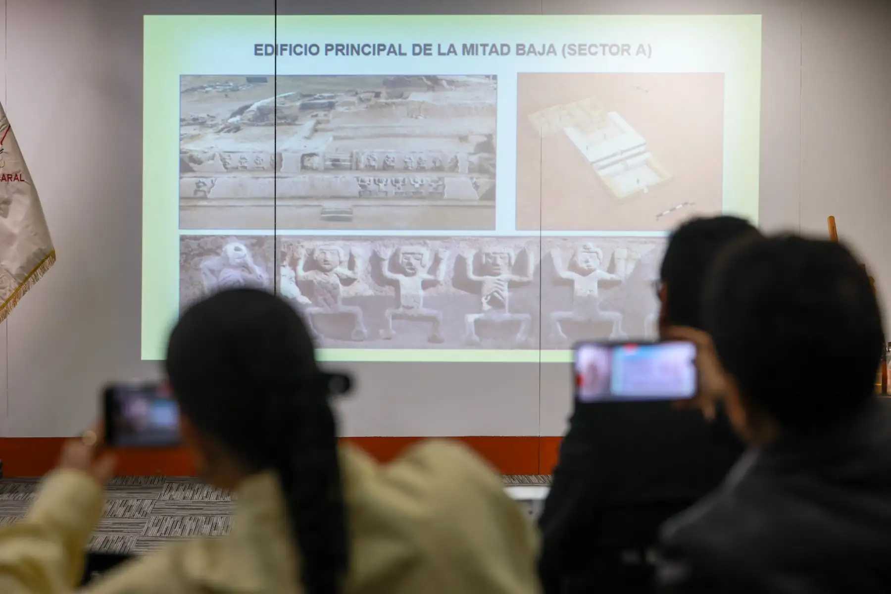 El Ministerio de Cultura, a través de la Zona Arqueológica Caral, presentó los resultados de 18 años de investigación en Vichama, ciudad agropesquera de hace 3,800 años en Végueta, Huaura. Entre los hallazgos destacan frisos, maquetas y símbolos en arcilla, como sapos asociados a la lluvia y la vida, que evidencian mensajes ideológicos sobre el agua, la cohesión social y la resiliencia frente al cambio climático, transmitidos por la civilización Caral. Foto: ANDINA/Luis Iparraguirre