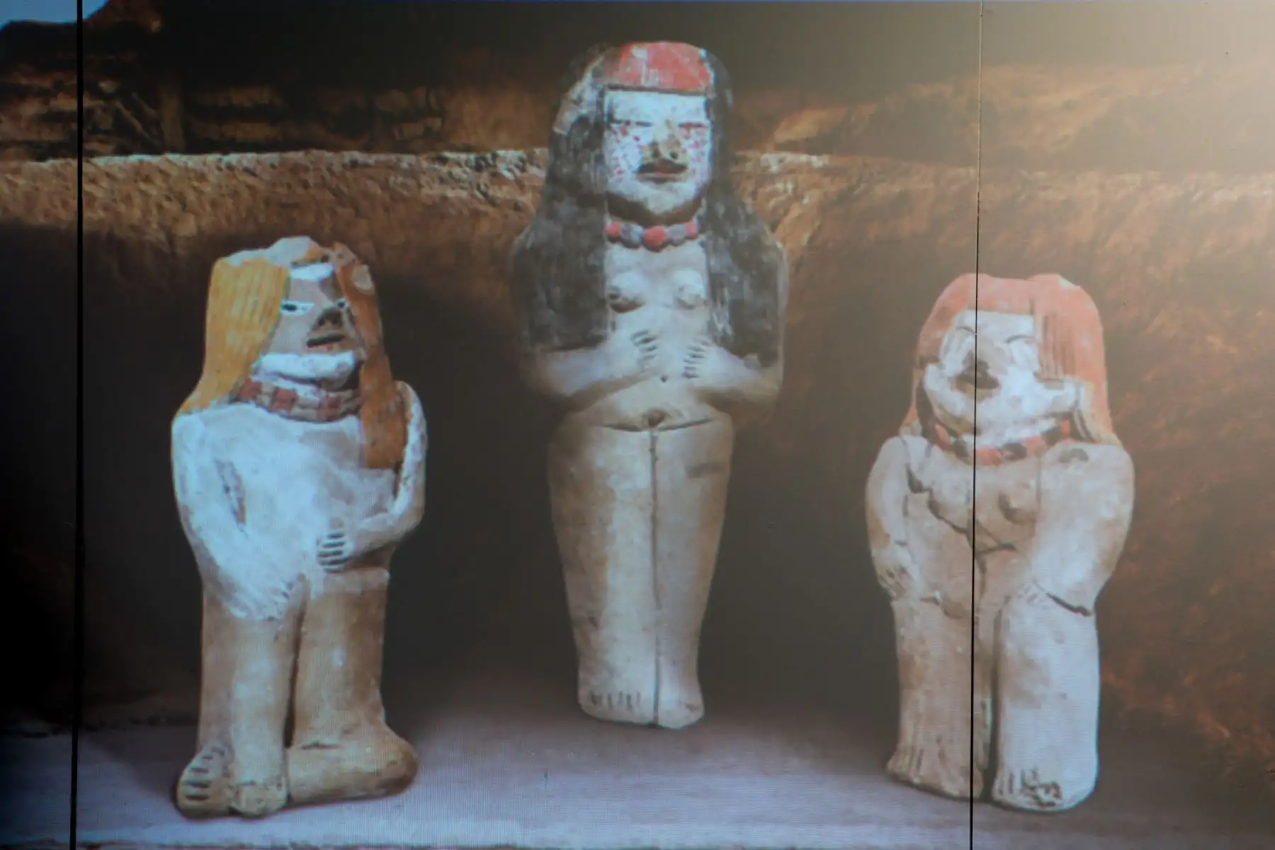 El Ministerio de Cultura, a través de la Zona Arqueológica Caral, presentó los resultados de 18 años de investigación en Vichama, ciudad agropesquera de hace 3,800 años en Végueta, Huaura. Entre los hallazgos destacan frisos, maquetas y símbolos en arcilla, como sapos asociados a la lluvia y la vida, que evidencian mensajes ideológicos sobre el agua, la cohesión social y la resiliencia frente al cambio climático, transmitidos por la civilización Caral. Foto: ANDINA/Luis Iparraguirre