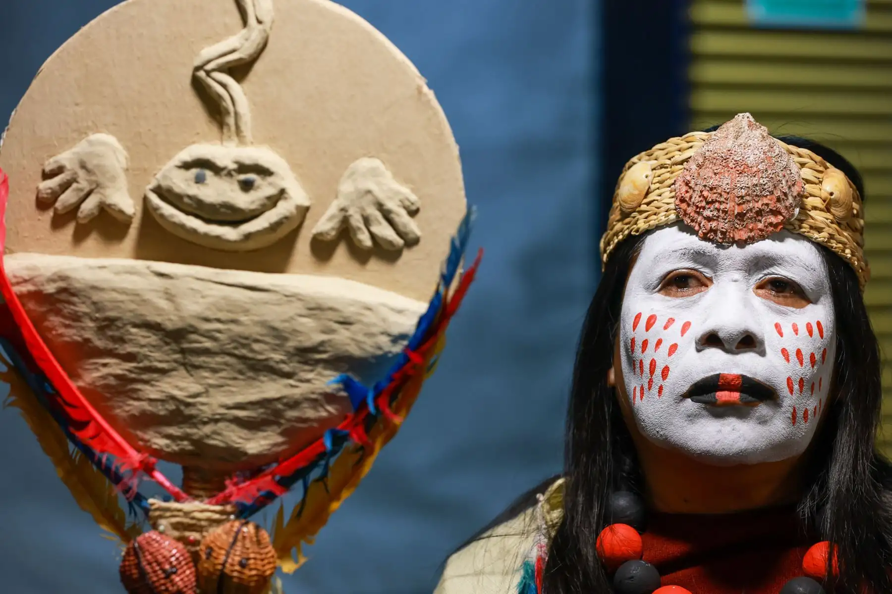 El Ministerio de Cultura, a través de la Zona Arqueológica Caral, presentó los resultados de 18 años de investigación en Vichama, ciudad agropesquera de hace 3,800 años en Végueta, Huaura. Entre los hallazgos destacan frisos, maquetas y símbolos en arcilla, como sapos asociados a la lluvia y la vida, que evidencian mensajes ideológicos sobre el agua, la cohesión social y la resiliencia frente al cambio climático, transmitidos por la civilización Caral. Foto: ANDINA/Luis Iparraguirre