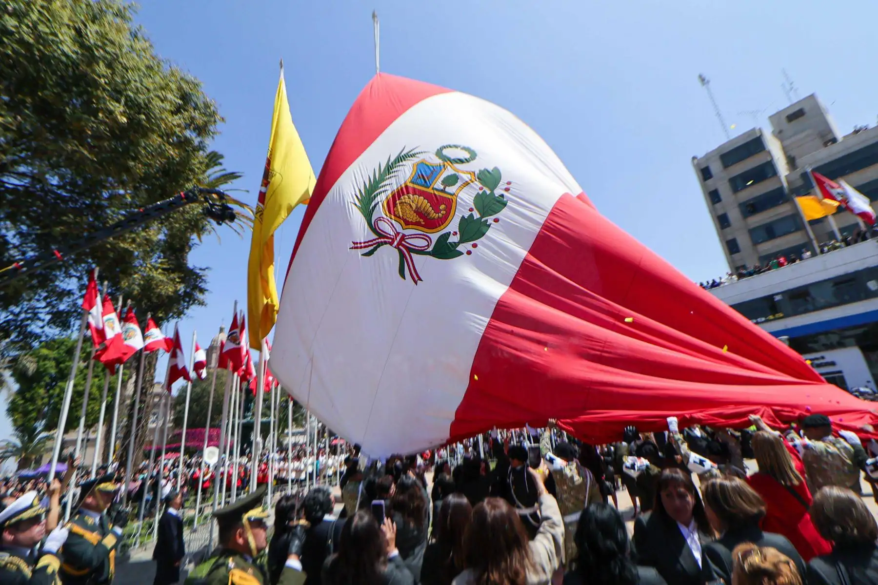 La Bandera del Perú recorre las principales calles de la Ciudad Heroica en la tradicional procesión por los 96 años de la reincorporación de Tacna a la Patria. Foto: ANDINA/ Municipalidad de Tacna