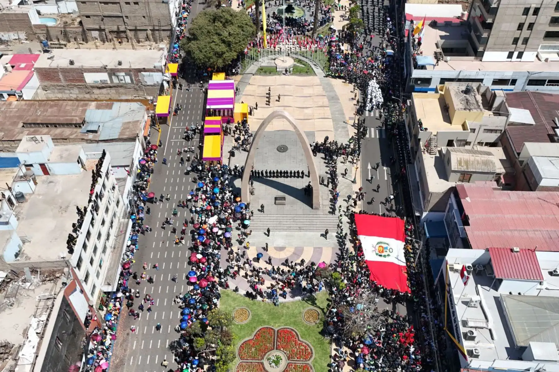 La Bandera del Perú recorre las principales calles de la Ciudad Heroica en la tradicional procesión por los 96 años de la reincorporación de Tacna a la Patria. Foto: ANDINA/ Municipalidad de Tacna