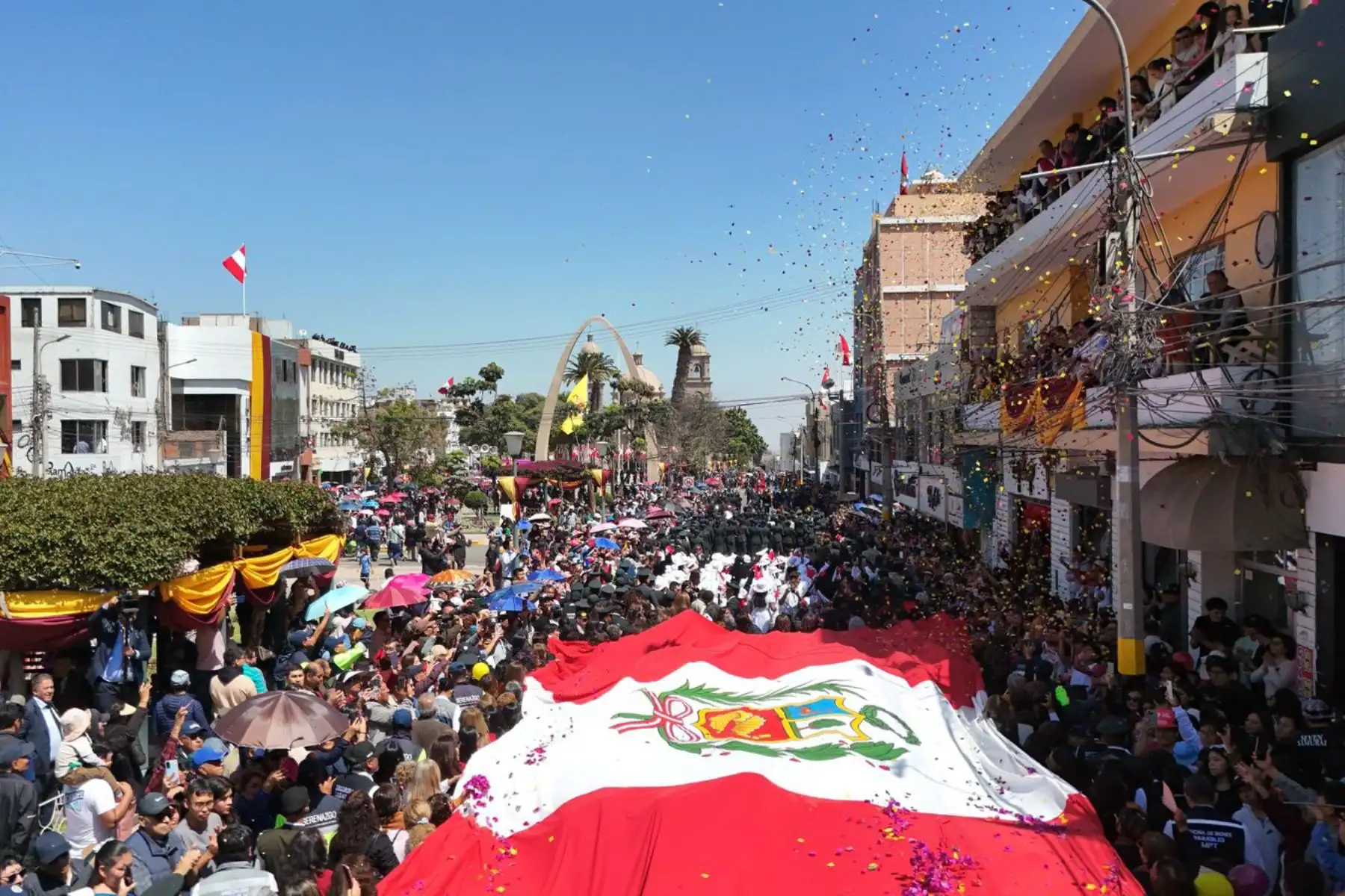 Miles de tacneños rinden homenaje con pétalos de flores al paso de la enseña nacional por el Paseo Cívico. Foto: ANDINA/ Municipalidad de Tacna