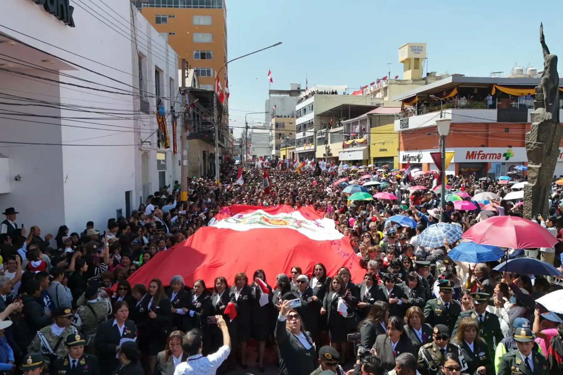 Miles de tacneños rinden homenaje con pétalos de flores al paso de la enseña nacional por el Paseo Cívico. Foto: ANDINA/ Municipalidad de Tacna