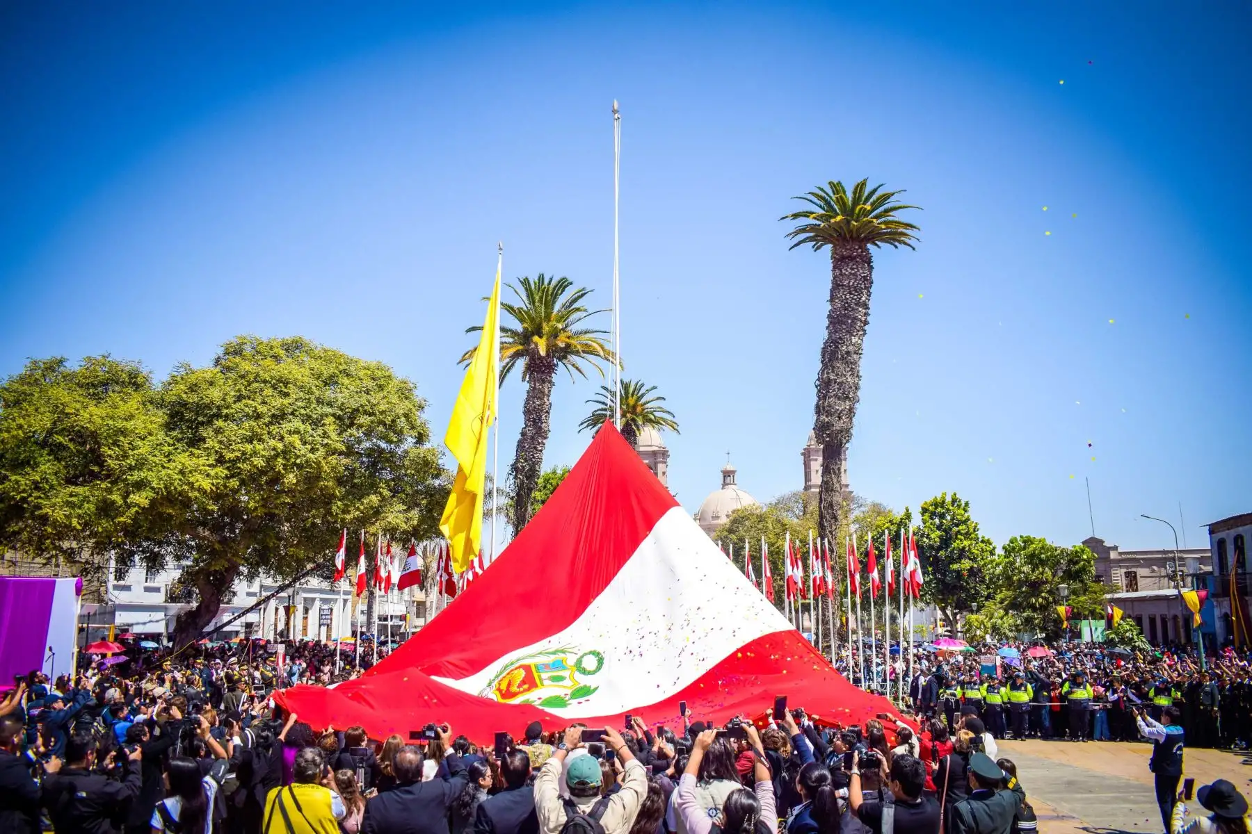 Miles de tacneños rinden homenaje con pétalos de flores al paso de la enseña nacional por el Paseo Cívico. Foto: ANDINA/ Municipalidad de Tacna