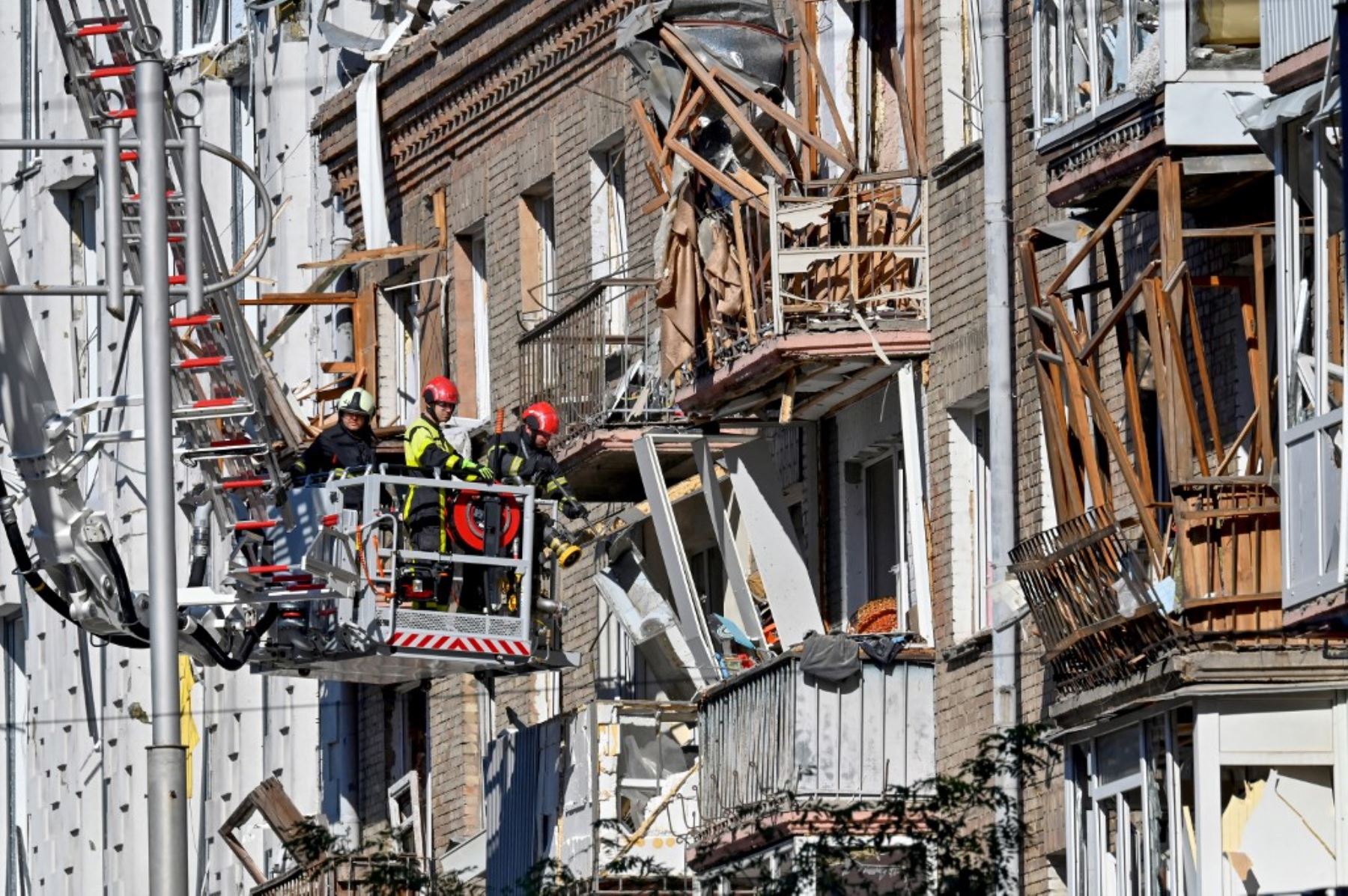Rescatistas limpian los escombros de un edificio residencial en una zona dañada de la capital ucraniana tras un ataque a gran escala con aviones no tripulados y misiles rusos en Kiev el 28 de agosto de 2025, en medio de la invasión rusa de Ucrania. Foto: ANDINA/Daniel Bracamonte