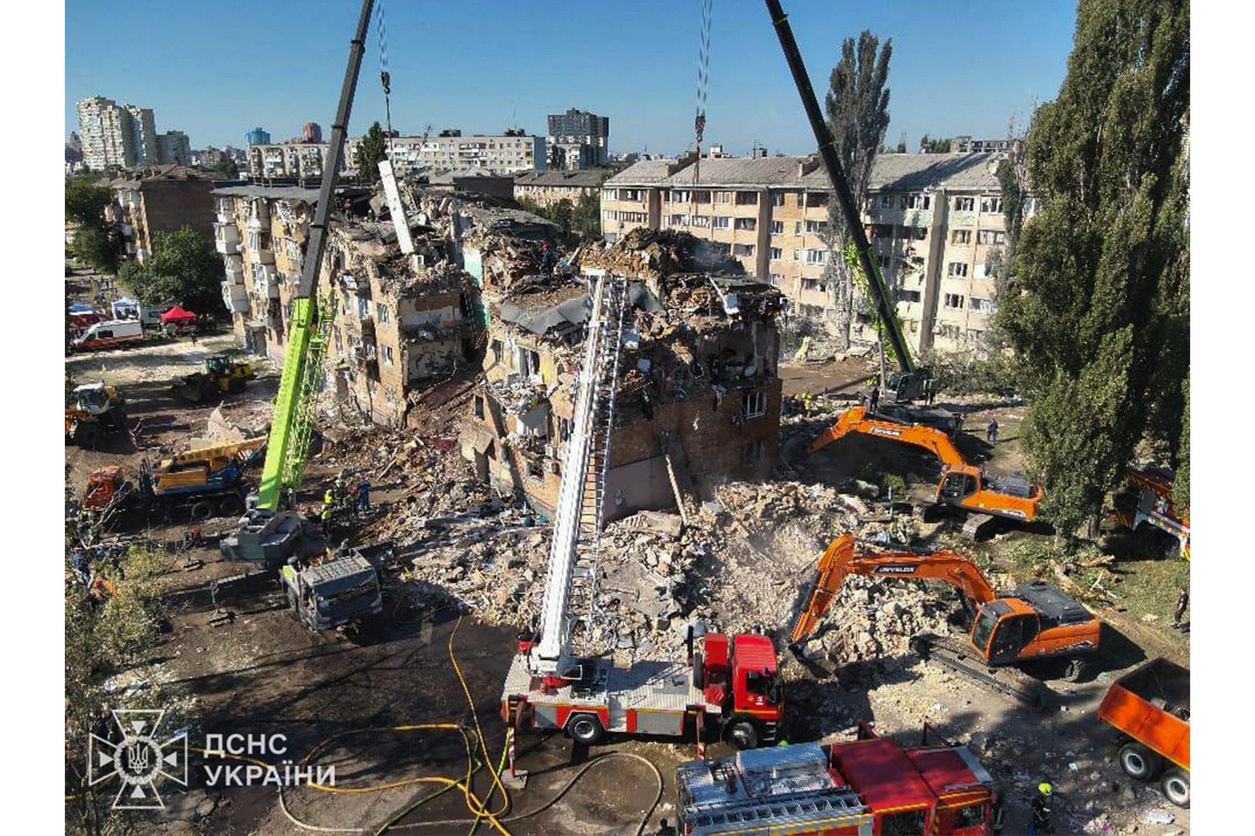 Rescatistas realizan una operación de búsqueda y rescate dentro y alrededor de un edificio residencial gravemente dañado durante un ataque a gran escala con drones y misiles rusos contra Kiev el 28 de agosto de 2025, en medio de la invasión rusa de Ucrania. Foto: State Emergency Service of Ukraine / AFP