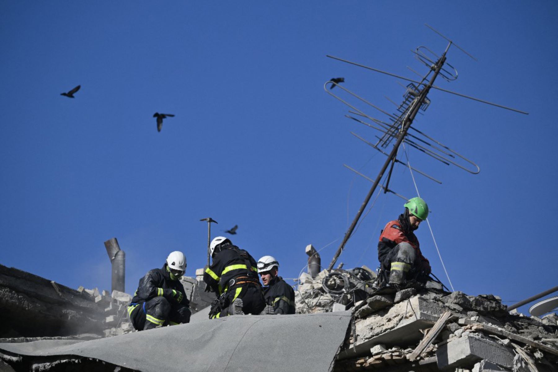 Rescatistas ucranianos realizan una operación de búsqueda y rescate dentro y alrededor de un edificio residencial gravemente dañado durante un ataque a gran escala con drones y misiles rusos contra Kiev el 28 de agosto de 2025, en medio de la invasión rusa de Ucrania. Foto: AFP