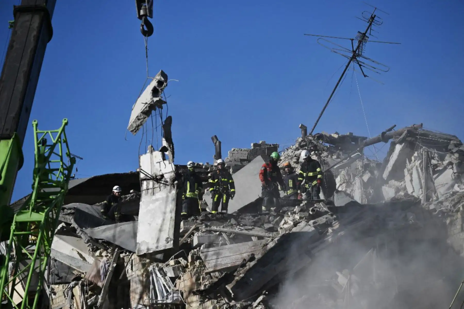 Rescatistas ucranianos realizan una operación de búsqueda y rescate dentro y alrededor de un edificio residencial gravemente dañado durante un ataque a gran escala con drones y misiles rusos contra Kiev el 28 de agosto de 2025, en medio de la invasión rusa de Ucrania. Foto: AFP