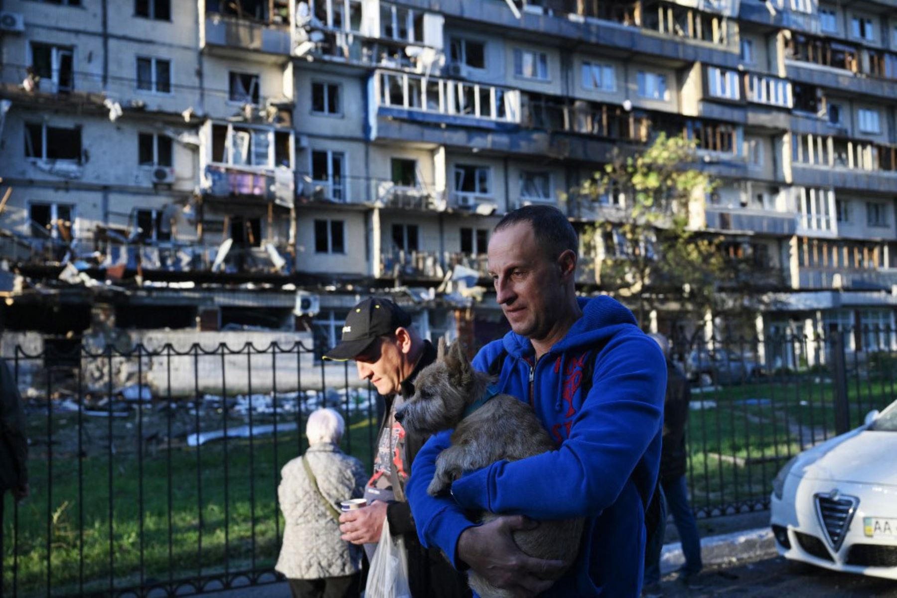 Un hombre carga a un perro frente a un edificio residencial dañado durante un ataque a gran escala con drones y misiles rusos contra Kiev el 28 de agosto de 2025, en medio de la invasión rusa de Ucrania. Foto: AFP