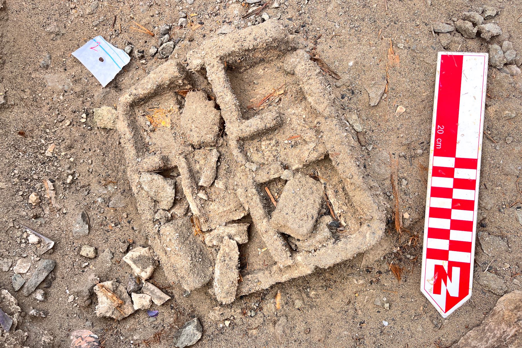 Se hallaron en el Edificio de las Chakanas - Sector C, dos  estructuras que representan a maquetas elaboradas de arcilla no cocida, que representan edificaciones y evidencian conocimientos técnicos de planificación urbana. Foto: ZONA ARQUEOLÓGICA CARAL