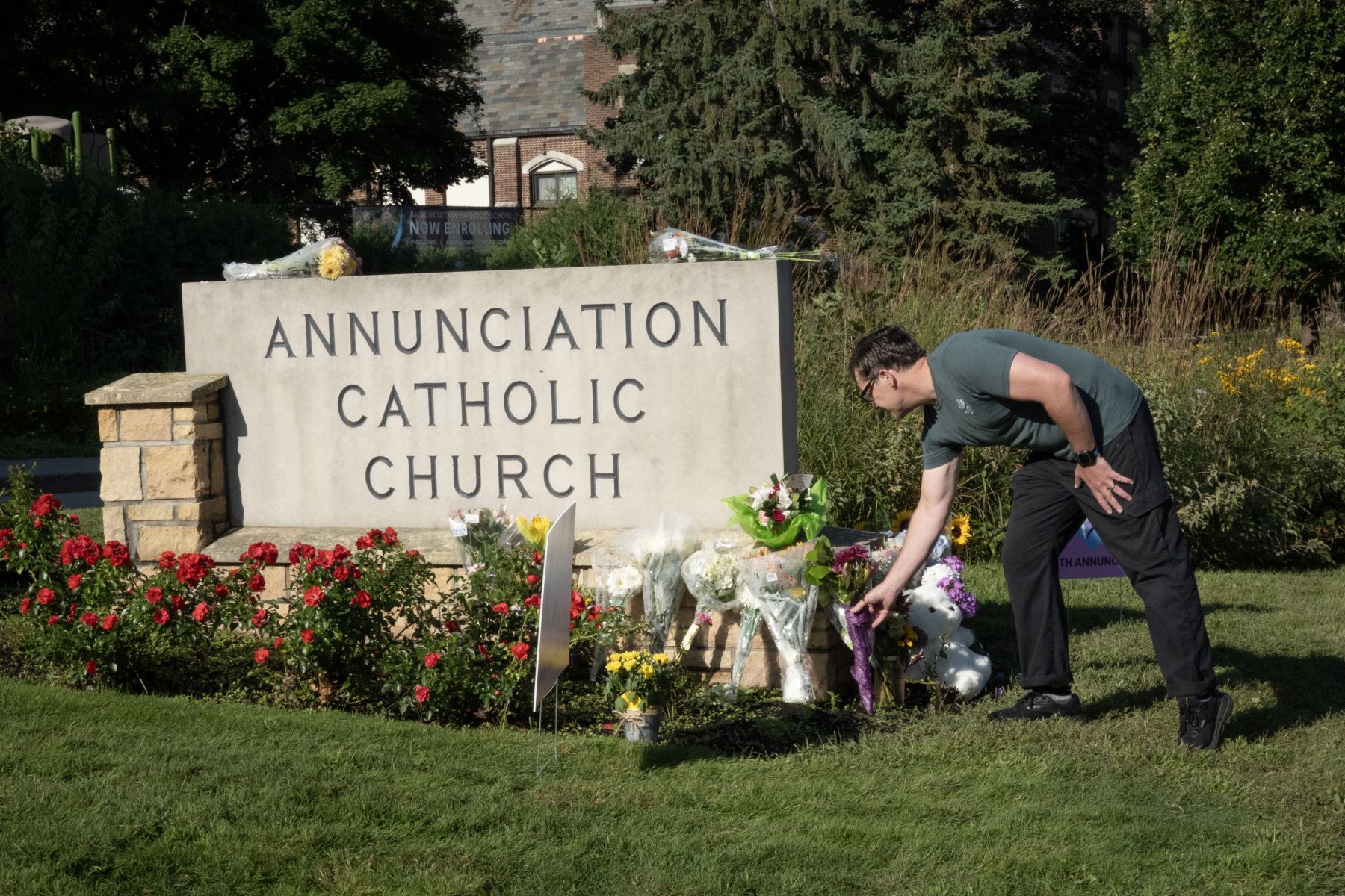 Un tirador fuertemente armado abrió fuego el 27 de agosto contra escolares que asistían a un servicio religioso en Minneapolis, matando a dos alumnos e hiriendo a 17 personas en la última tragedia violenta que ha sacudido a Estados Unidos.  AFP