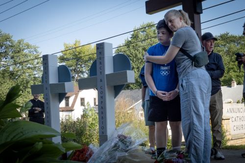 Con gran dolor, la comunidad rinde homenaje a las víctimas del tiroteo en Minneapolis