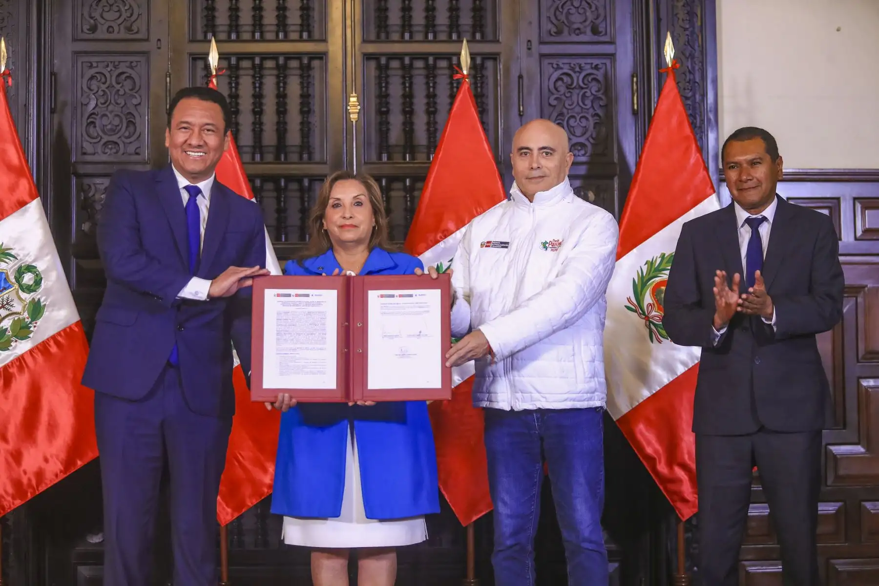 Presidenta Dina Boluarte preside la ceremonia de firma de convenio para mejorar el afianzamiento hídrico en el Valle del río ShullcasFoto: ANDINA/Prensa Presidencia