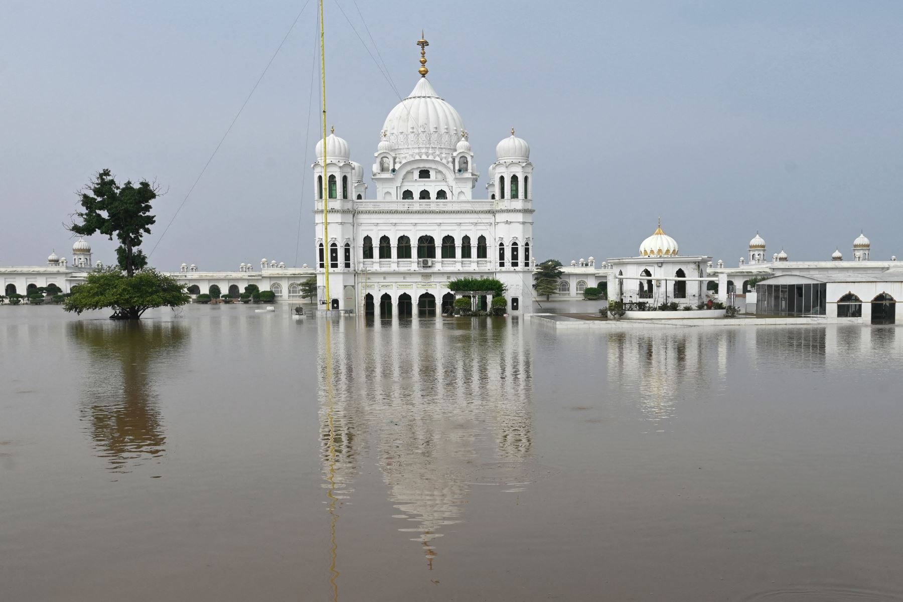 Una vista general muestra el complejo del Corredor Kartarpur Sahib parcialmente sumergido en las aguas de la inundación cerca de la frontera entre Pakistán e India en Kartarpur. AFP