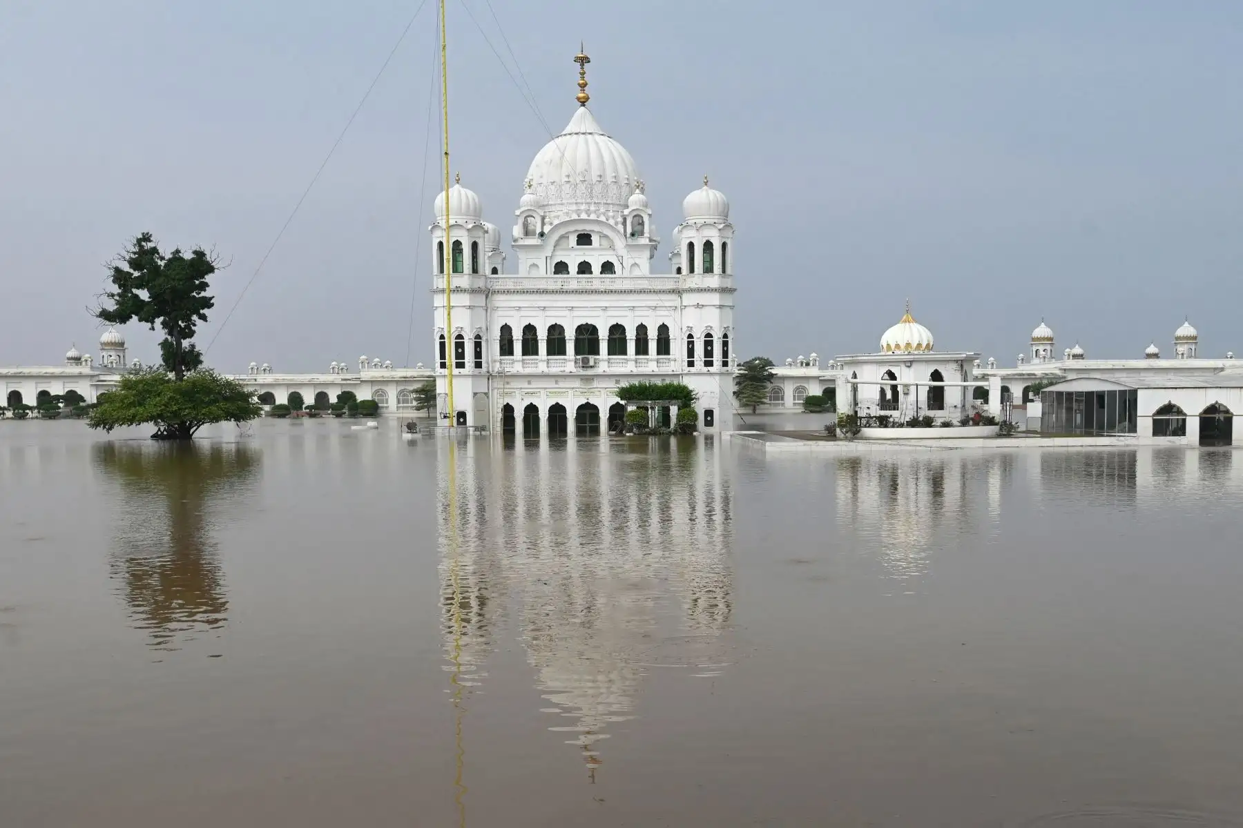 Una vista general muestra el complejo del Corredor Kartarpur Sahib parcialmente sumergido en las aguas de la inundación cerca de la frontera entre Pakistán e India en Kartarpur. AFP
