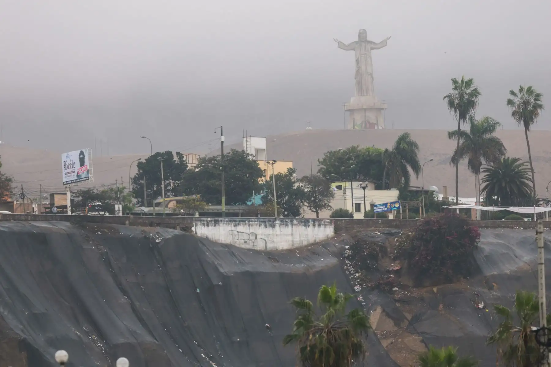 Lima amaneció con lloviznas ligeras, cielo cubierto y ráfagas de viento que redujeron notablemente la visibilidad en la Costa Verde. La temperatura al amanecer llegó a los 14 °C, pero con una sensación térmica más fría aún. El Senamhi prevé que el cielo permanecerá nublado durante la mañana, con posibilidad de llovizna aislada, seguido de una tarde gris con presencia de viento. Foto: ANDINA/Luis Iparraguirre