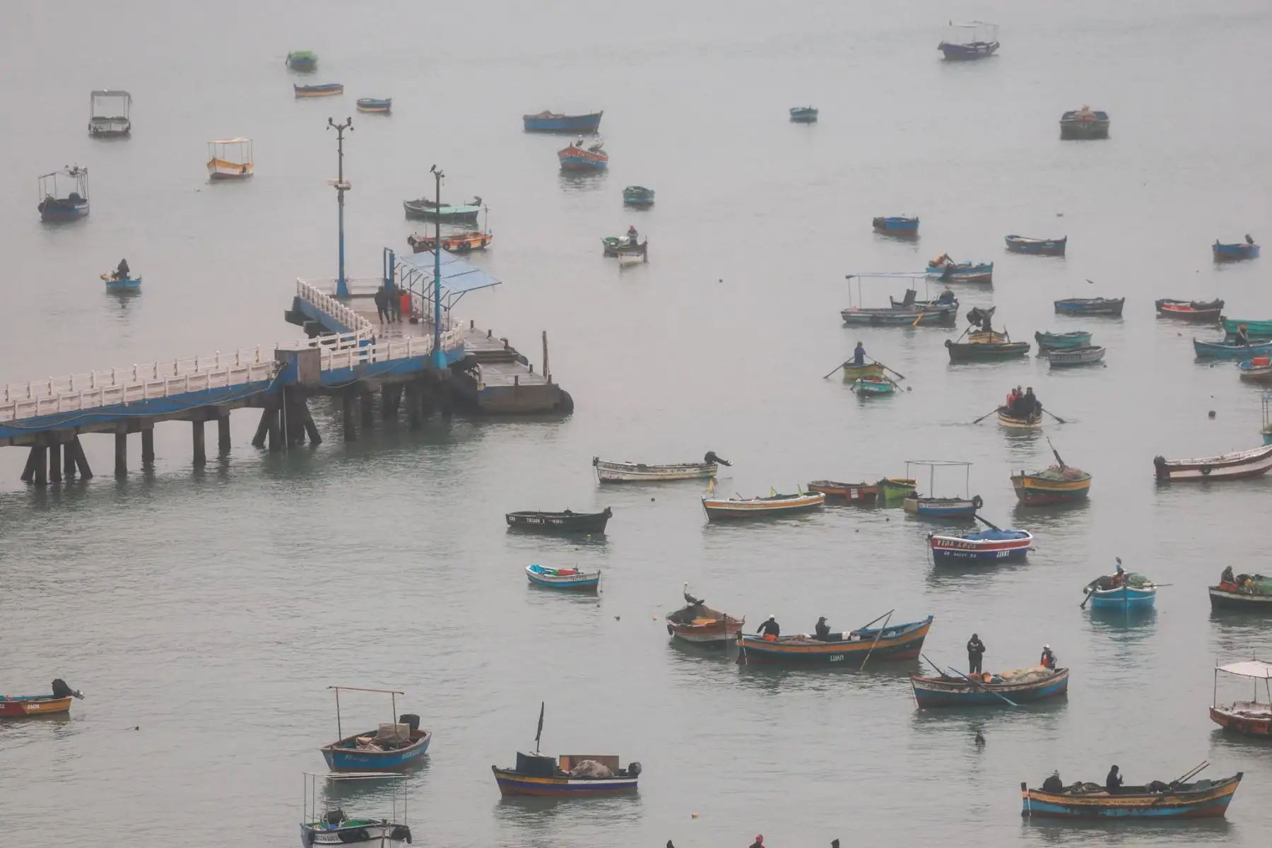 Lima amaneció con lloviznas ligeras, cielo cubierto y ráfagas de viento que redujeron notablemente la visibilidad en la Costa Verde. La temperatura al amanecer llegó a los 14 °C, pero con una sensación térmica más fría aún. El Senamhi prevé que el cielo permanecerá nublado durante la mañana, con posibilidad de llovizna aislada, seguido de una tarde gris con presencia de viento. Foto: ANDINA/Luis Iparraguirre