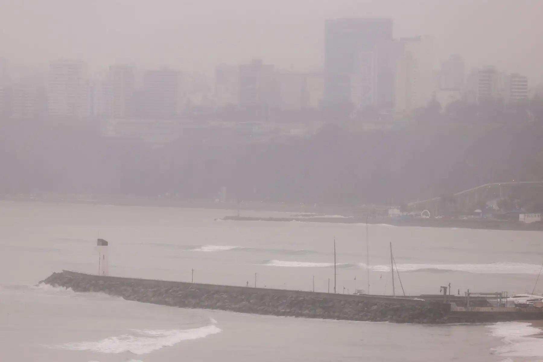 Lima amaneció con lloviznas ligeras, cielo cubierto y ráfagas de viento que redujeron notablemente la visibilidad en la Costa Verde. La temperatura al amanecer llegó a los 14 °C, pero con una sensación térmica más fría aún. El Senamhi prevé que el cielo permanecerá nublado durante la mañana, con posibilidad de llovizna aislada, seguido de una tarde gris con presencia de viento. Foto: ANDINA/Luis Iparraguirre