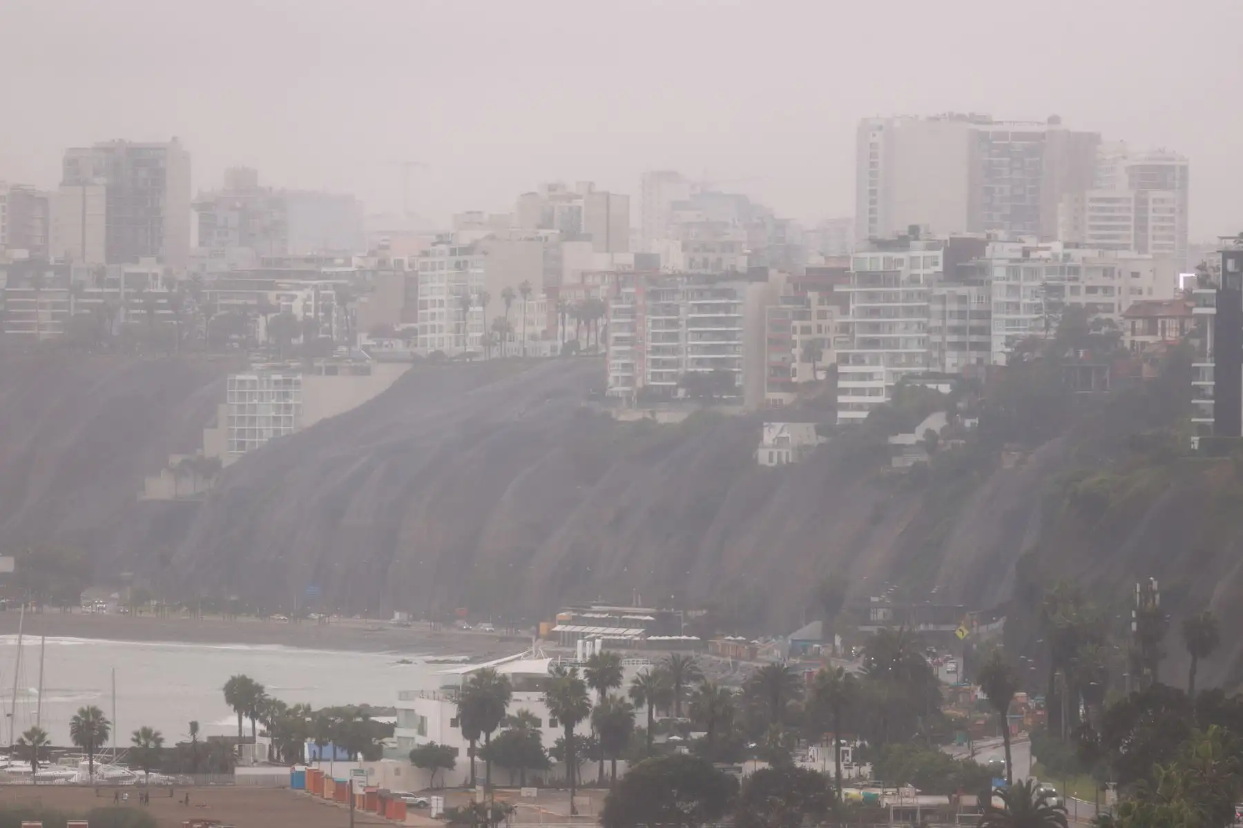 Lima amaneció con lloviznas ligeras, cielo cubierto y ráfagas de viento que redujeron notablemente la visibilidad en la Costa Verde. La temperatura al amanecer llegó a los 14 °C, pero con una sensación térmica más fría aún. El Senamhi prevé que el cielo permanecerá nublado durante la mañana, con posibilidad de llovizna aislada, seguido de una tarde gris con presencia de viento. Foto: ANDINA/Luis Iparraguirre