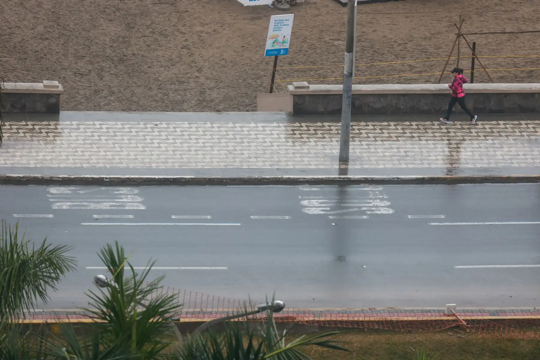 Lima amaneció con lloviznas ligeras, cielo cubierto y ráfagas de viento que redujeron notablemente la visibilidad en la Costa Verde. La temperatura al amanecer llegó a los 14 °C, pero con una sensación térmica más fría aún. El Senamhi prevé que el cielo permanecerá nublado durante la mañana, con posibilidad de llovizna aislada, seguido de una tarde gris con presencia de viento. Foto: ANDINA/Luis Iparraguirre