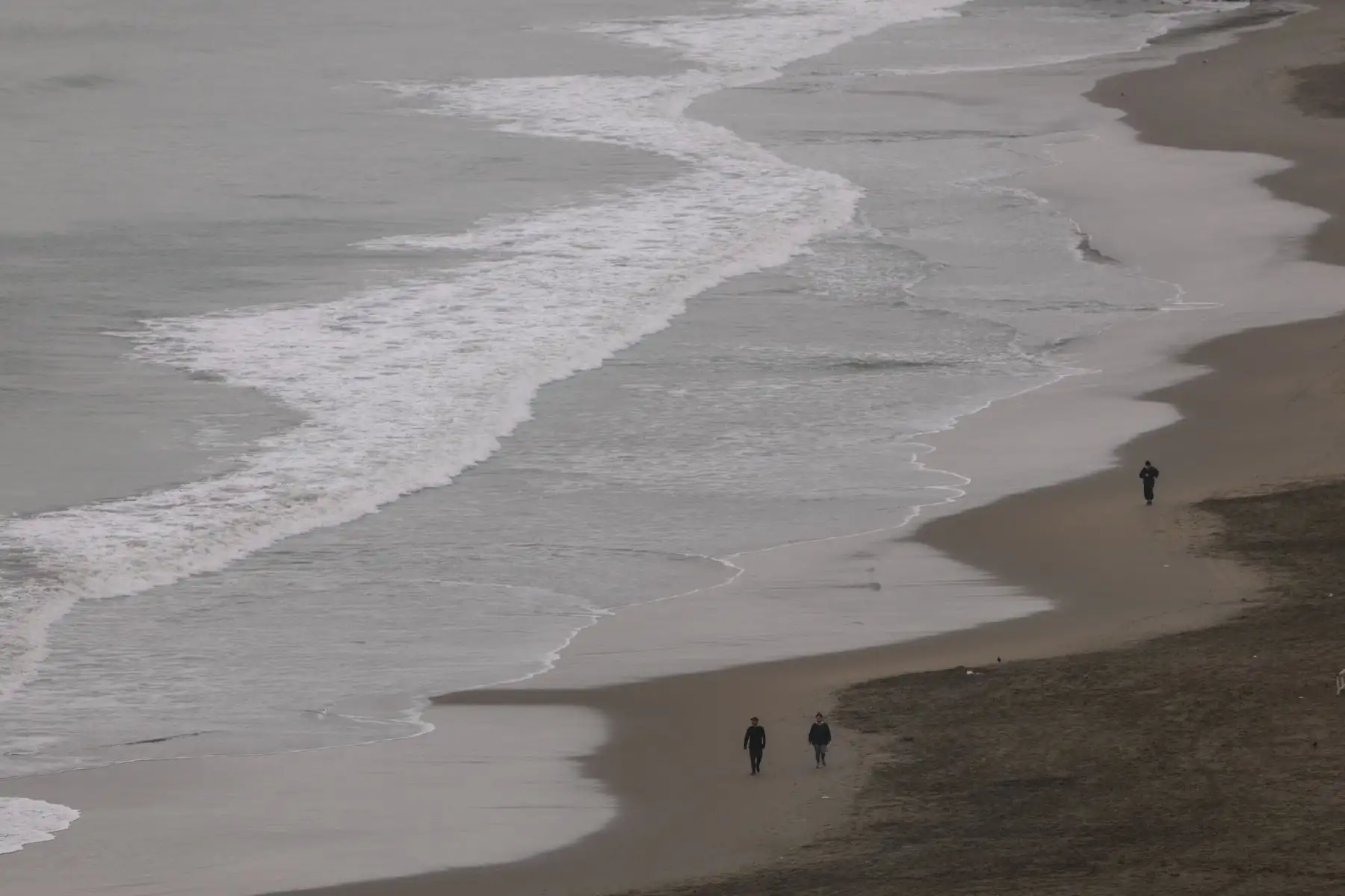 Lima amaneció con lloviznas ligeras, cielo cubierto y ráfagas de viento que redujeron notablemente la visibilidad en la Costa Verde. La temperatura al amanecer llegó a los 14 °C, pero con una sensación térmica más fría aún. El Senamhi prevé que el cielo permanecerá nublado durante la mañana, con posibilidad de llovizna aislada, seguido de una tarde gris con presencia de viento. Foto: ANDINA/Luis Iparraguirre