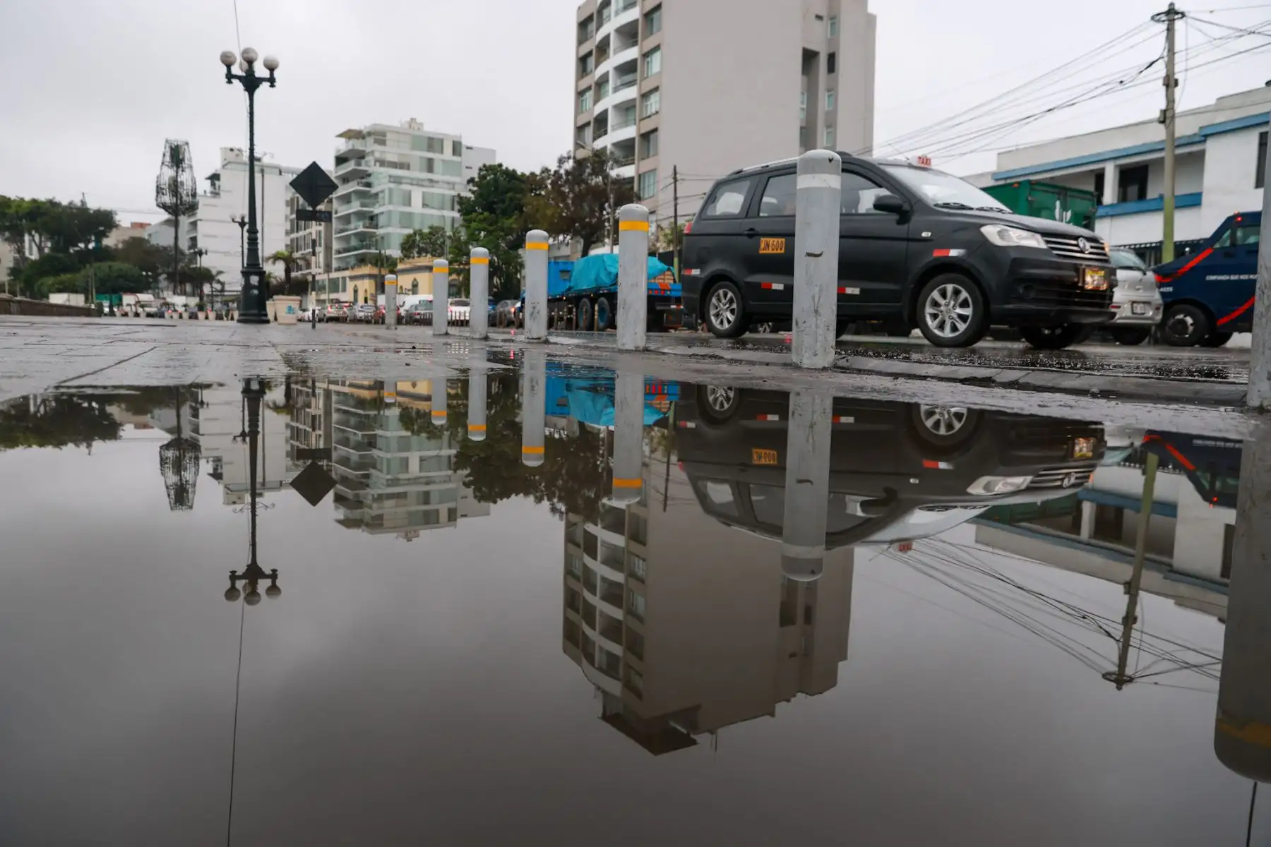 Lima amaneció con lloviznas ligeras, cielo cubierto y ráfagas de viento que redujeron notablemente la visibilidad en la Costa Verde. La temperatura al amanecer llegó a los 14 °C, pero con una sensación térmica más fría aún. El Senamhi prevé que el cielo permanecerá nublado durante la mañana, con posibilidad de llovizna aislada, seguido de una tarde gris con presencia de viento. Foto: ANDINA/Luis Iparraguirre