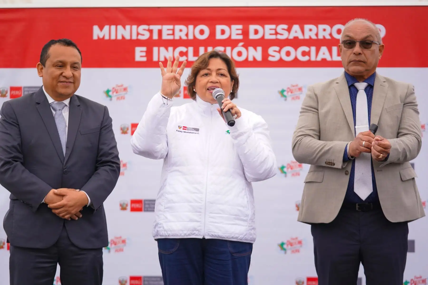 La ministra de Desarrollo e Inclusión Social, Fanny Montellanos, participó en la Feria Multisectorial de Inclusión y Oportunidades en San Miguel, donde se ofrecieron atenciones médicas y orientación gratuita a los vecinos. La jornada reunió a diversos ministerios y programas sociales del Midis, que acercaron sus servicios a la población. Montellanos estuvo acompañada por el congresista Roberto Kamiche, quien resaltó el valor de estas acciones para promover inclusión y bienestar. Foto: ANDINA/Luis Iparraguir