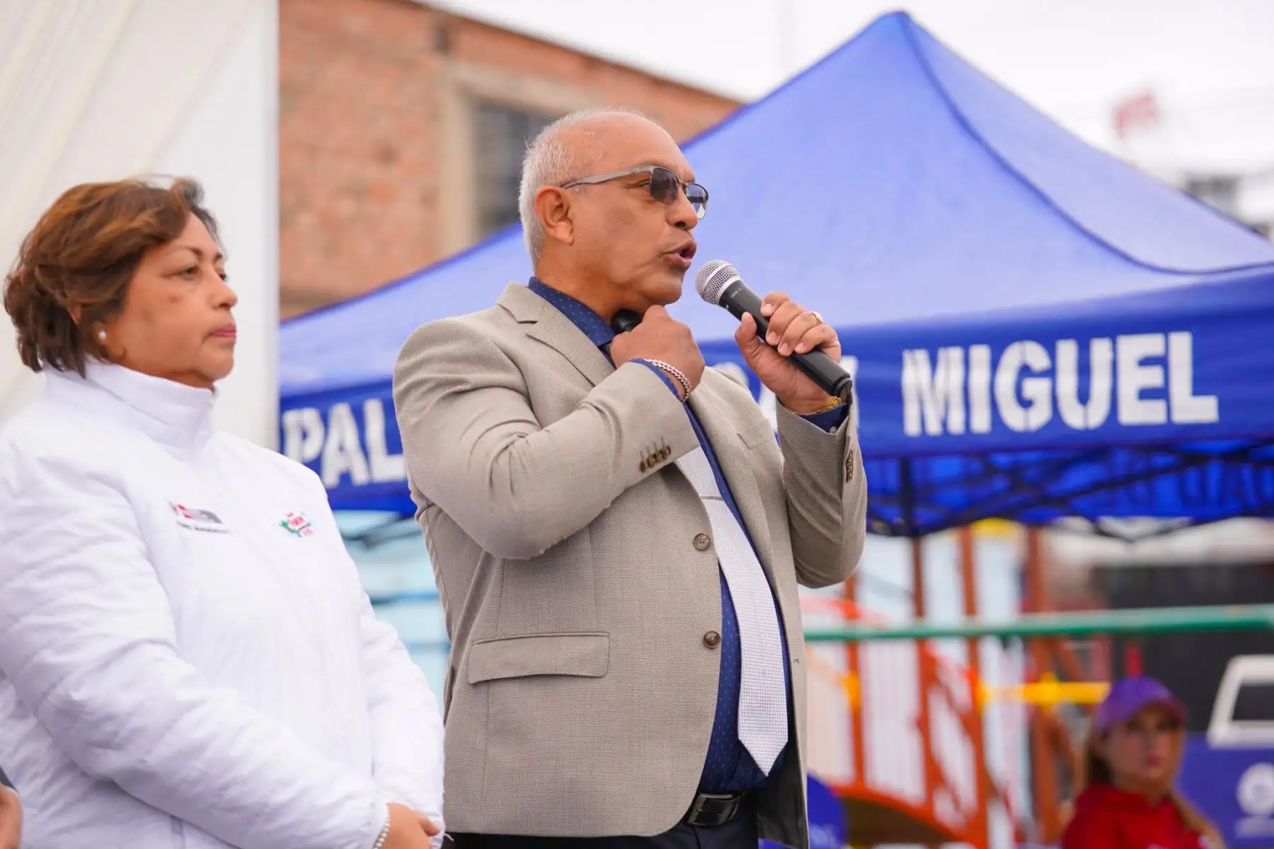 La ministra de Desarrollo e Inclusión Social, Fanny Montellanos, participó en la Feria Multisectorial de Inclusión y Oportunidades en San Miguel, donde se ofrecieron atenciones médicas y orientación gratuita a los vecinos. La jornada reunió a diversos ministerios y programas sociales del Midis, que acercaron sus servicios a la población. Montellanos estuvo acompañada por el congresista Roberto Kamiche, quien resaltó el valor de estas acciones para promover inclusión y bienestar. Foto: ANDINA/Luis Iparraguir
