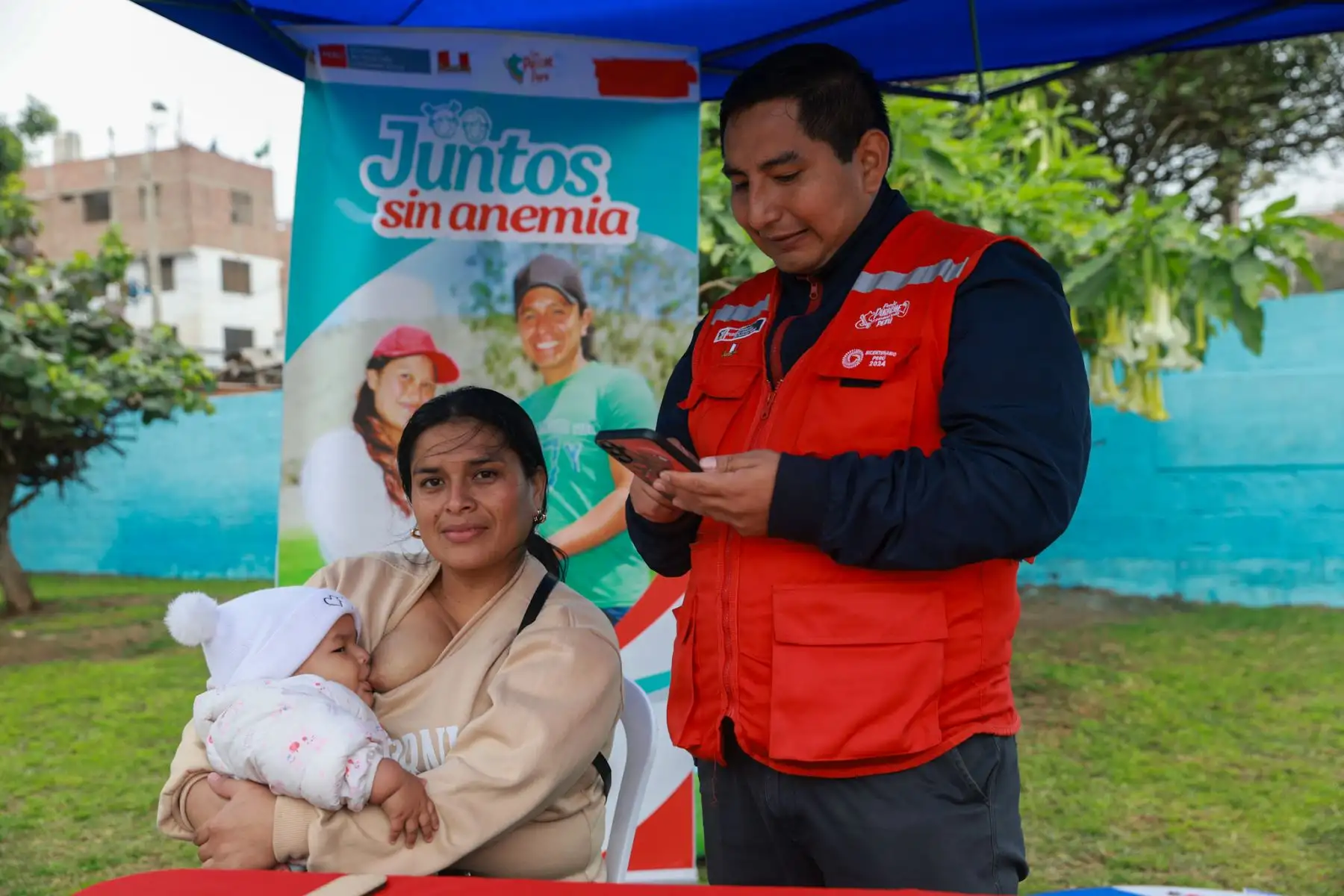 La ministra de Desarrollo e Inclusión Social, Fanny Montellanos, participó en la Feria Multisectorial de Inclusión y Oportunidades en San Miguel, donde se ofrecieron atenciones médicas y orientación gratuita a los vecinos. La jornada reunió a diversos ministerios y programas sociales del Midis, que acercaron sus servicios a la población. Montellanos estuvo acompañada por el congresista Roberto Kamiche, quien resaltó el valor de estas acciones para promover inclusión y bienestar. Foto: ANDINA/Luis Iparraguirre