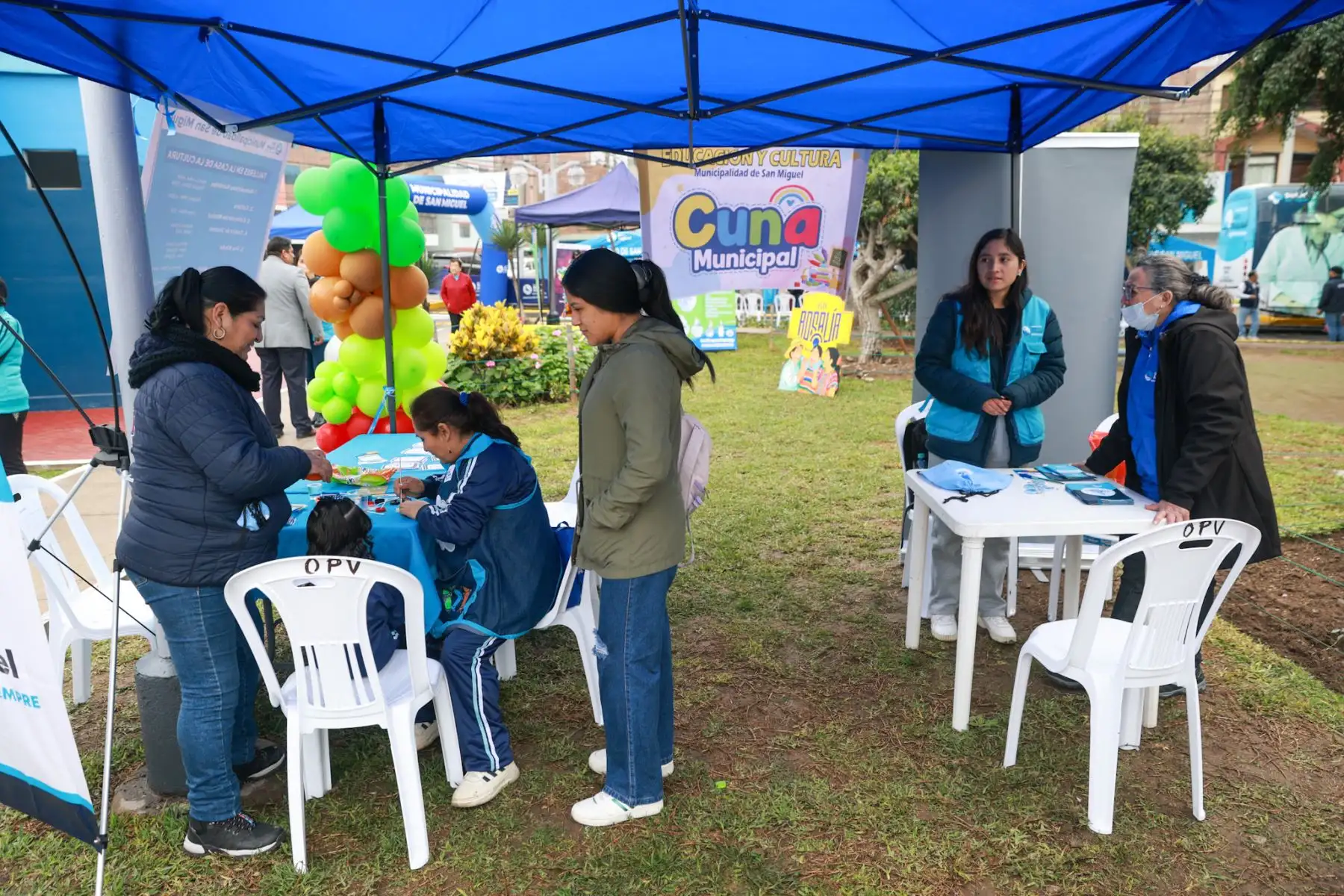 La ministra de Desarrollo e Inclusión Social, Fanny Montellanos, participó en la Feria Multisectorial de Inclusión y Oportunidades en San Miguel, donde se ofrecieron atenciones médicas y orientación gratuita a los vecinos. La jornada reunió a diversos ministerios y programas sociales del Midis, que acercaron sus servicios a la población. Montellanos estuvo acompañada por el congresista Roberto Kamiche, quien resaltó el valor de estas acciones para promover inclusión y bienestar. Foto: ANDINA/Luis Iparraguir