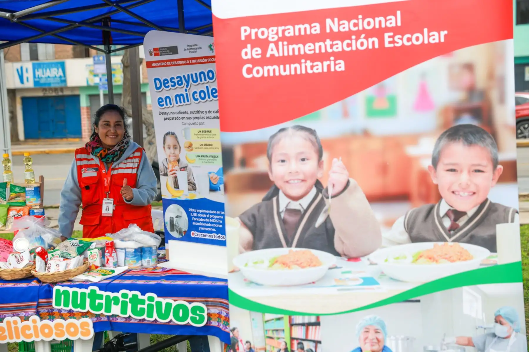 La ministra de Desarrollo e Inclusión Social, Fanny Montellanos, participó en la Feria Multisectorial de Inclusión y Oportunidades en San Miguel, donde se ofrecieron atenciones médicas y orientación gratuita a los vecinos. La jornada reunió a diversos ministerios y programas sociales del Midis, que acercaron sus servicios a la población. Montellanos estuvo acompañada por el congresista Roberto Kamiche, quien resaltó el valor de estas acciones para promover inclusión y bienestar. Foto: ANDINA/Luis Iparraguir