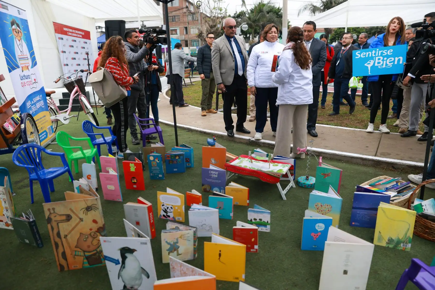 La ministra de Desarrollo e Inclusión Social, Fanny Montellanos, participó en la Feria Multisectorial de Inclusión y Oportunidades en San Miguel, donde se ofrecieron atenciones médicas y orientación gratuita a los vecinos. La jornada reunió a diversos ministerios y programas sociales del Midis, que acercaron sus servicios a la población. Montellanos estuvo acompañada por el congresista Roberto Kamiche, quien resaltó el valor de estas acciones para promover inclusión y bienestar. Foto: ANDINA/Luis Iparraguir