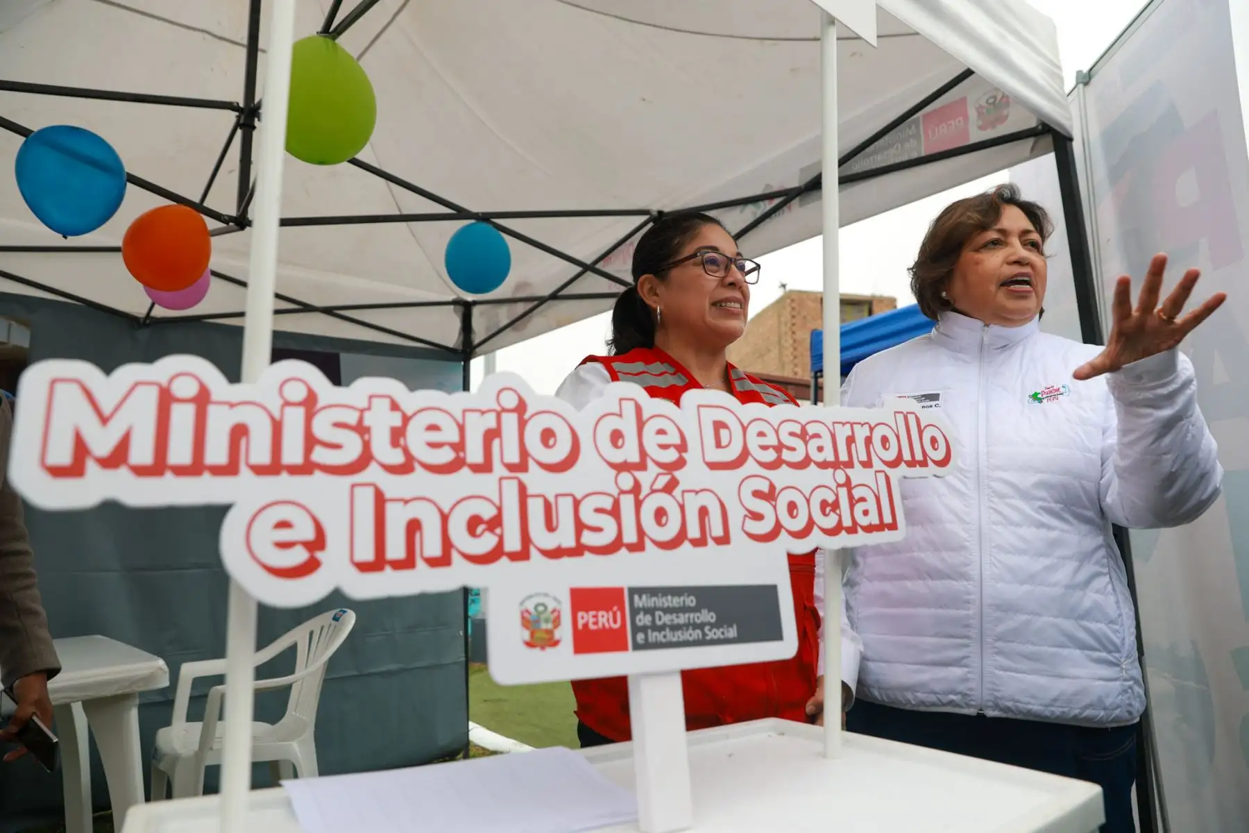 La ministra de Desarrollo e Inclusión Social, Fanny Montellanos, participó en la Feria Multisectorial de Inclusión y Oportunidades en San Miguel, donde se ofrecieron atenciones médicas y orientación gratuita a los vecinos. La jornada reunió a diversos ministerios y programas sociales del Midis, que acercaron sus servicios a la población. Montellanos estuvo acompañada por el congresista Roberto Kamiche, quien resaltó el valor de estas acciones para promover inclusión y bienestar. Foto: ANDINA/Luis Iparraguir