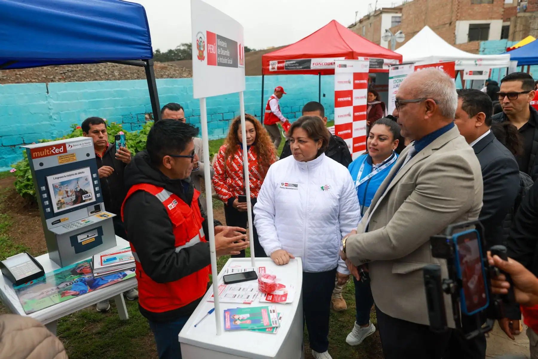 La ministra de Desarrollo e Inclusión Social, Fanny Montellanos, participó en la Feria Multisectorial de Inclusión y Oportunidades en San Miguel, donde se ofrecieron atenciones médicas y orientación gratuita a los vecinos. La jornada reunió a diversos ministerios y programas sociales del Midis, que acercaron sus servicios a la población. Montellanos estuvo acompañada por el congresista Roberto Kamiche, quien resaltó el valor de estas acciones para promover inclusión y bienestar. Foto: ANDINA/Luis Iparraguir