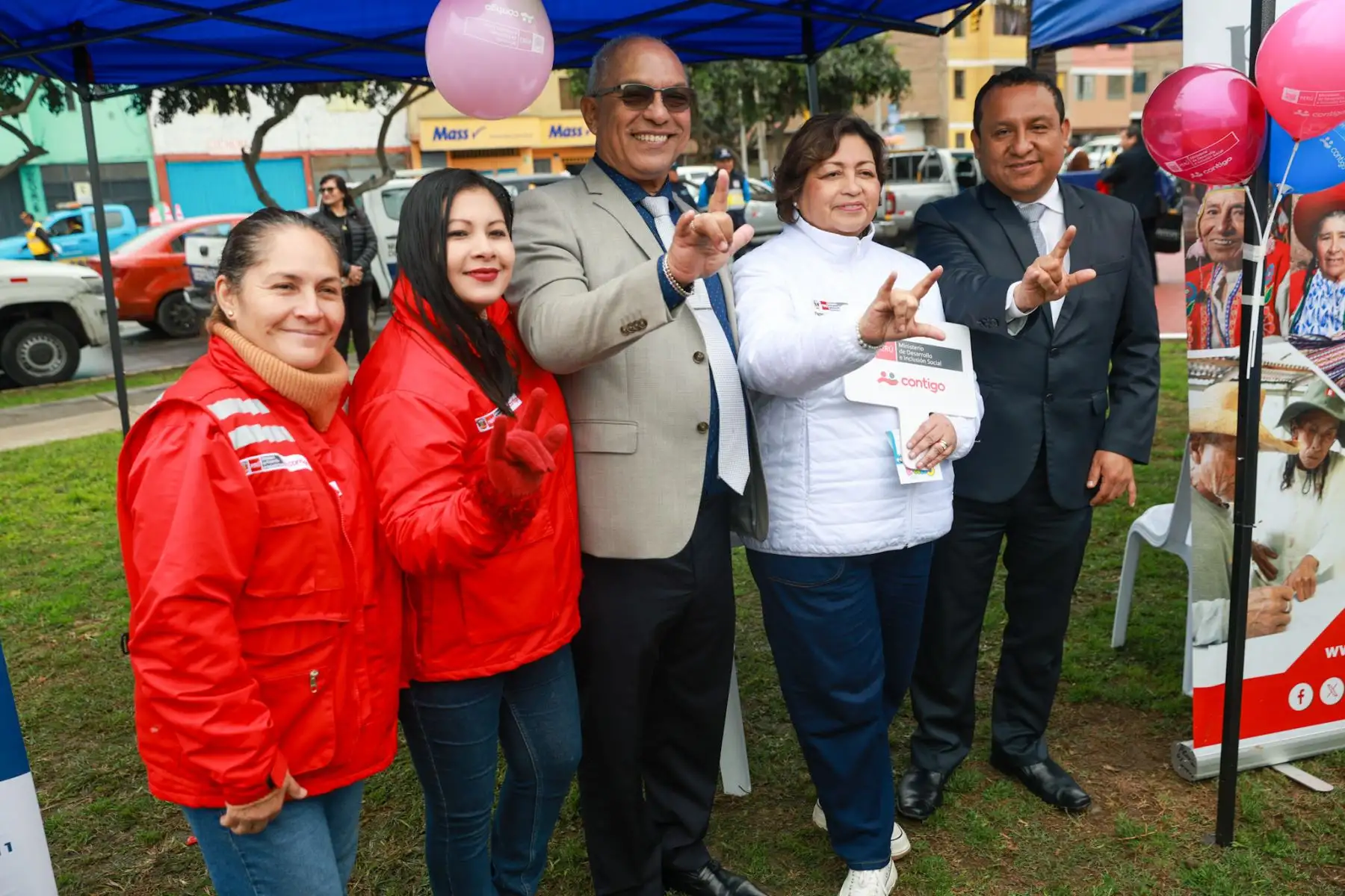 La ministra de Desarrollo e Inclusión Social, Fanny Montellanos, participó en la Feria Multisectorial de Inclusión y Oportunidades en San Miguel, donde se ofrecieron atenciones médicas y orientación gratuita a los vecinos. La jornada reunió a diversos ministerios y programas sociales del Midis, que acercaron sus servicios a la población. Montellanos estuvo acompañada por el congresista Roberto Kamiche, quien resaltó el valor de estas acciones para promover inclusión y bienestar. Foto: ANDINA/Luis Iparraguir